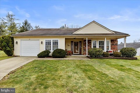 Homes For Sale - 23 Meadowwood Court<br/> COLUMBUS, NJ 08022