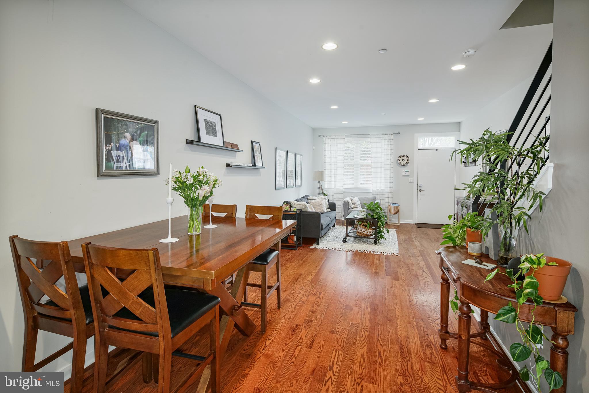 QUEEN VILLAGE - Residential