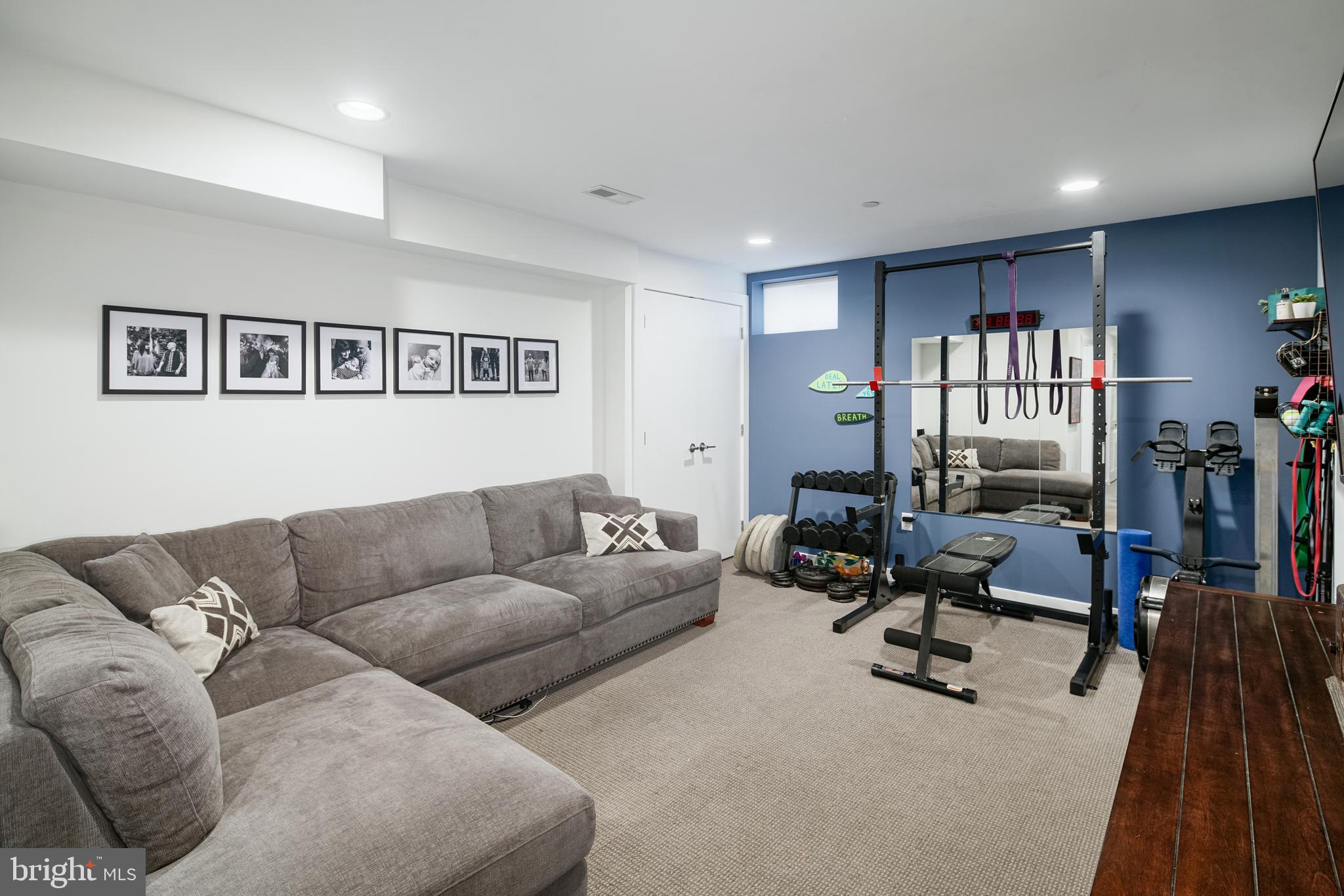 QUEEN VILLAGE - Residential