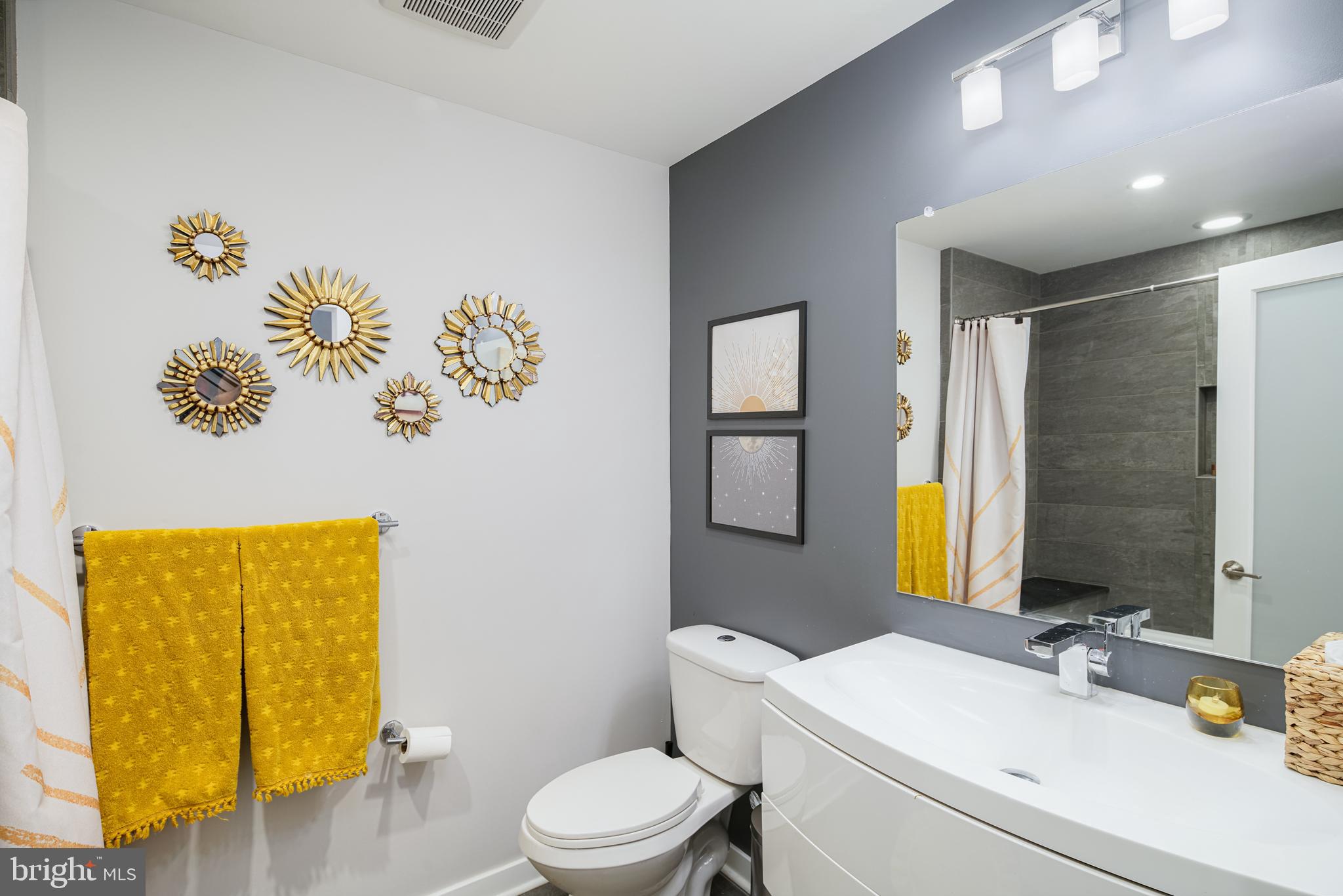 QUEEN VILLAGE - Residential