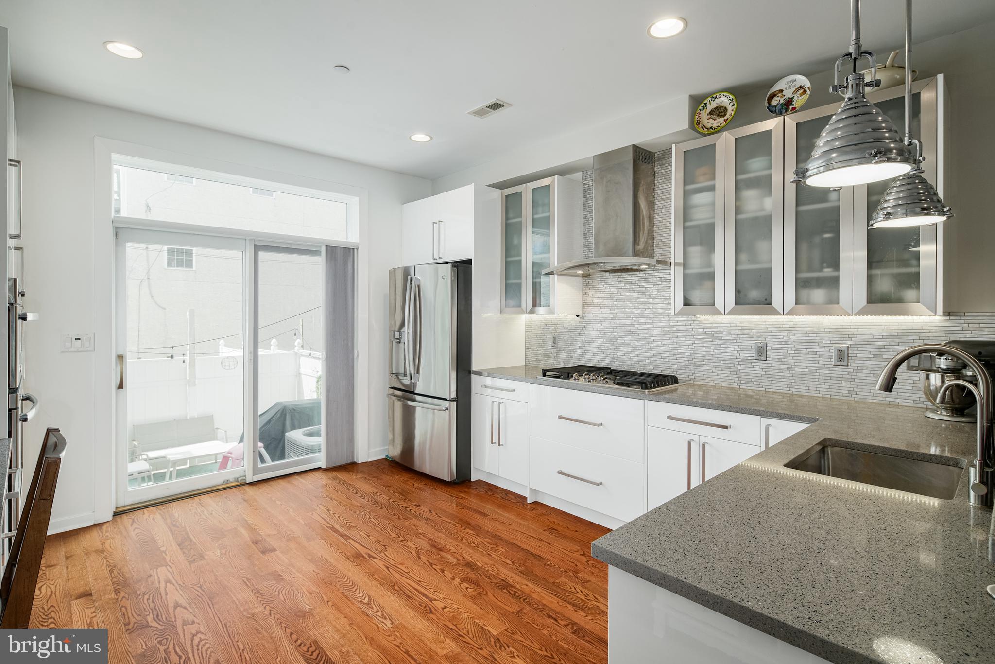 QUEEN VILLAGE - Residential