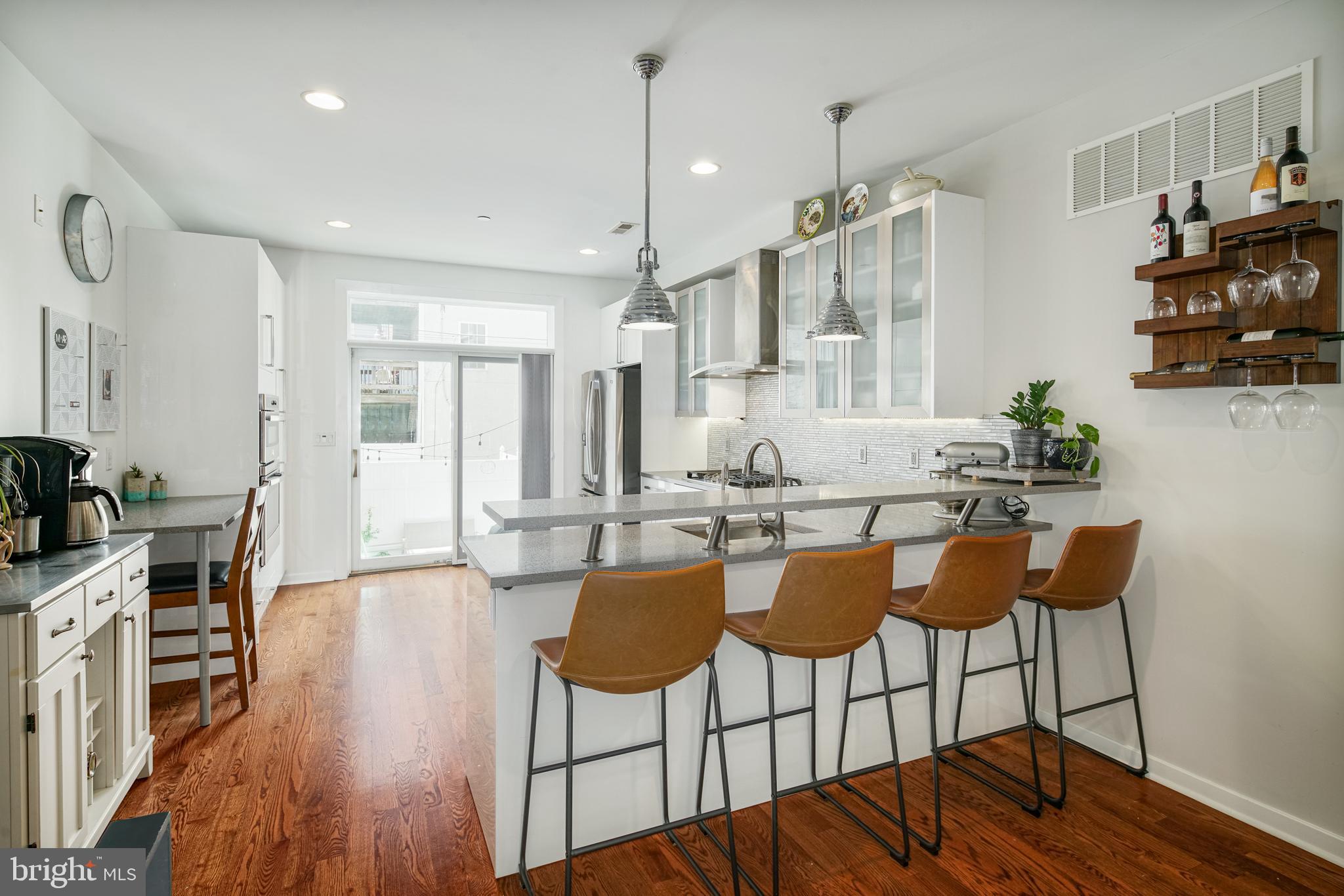 QUEEN VILLAGE - Residential