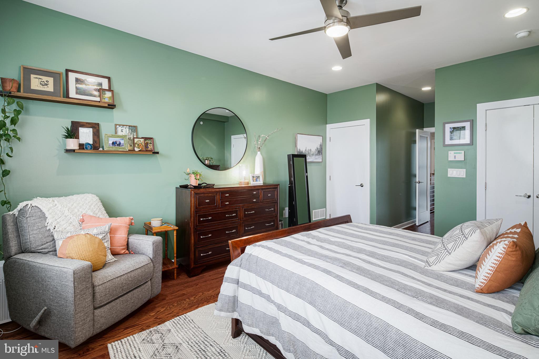 QUEEN VILLAGE - Residential