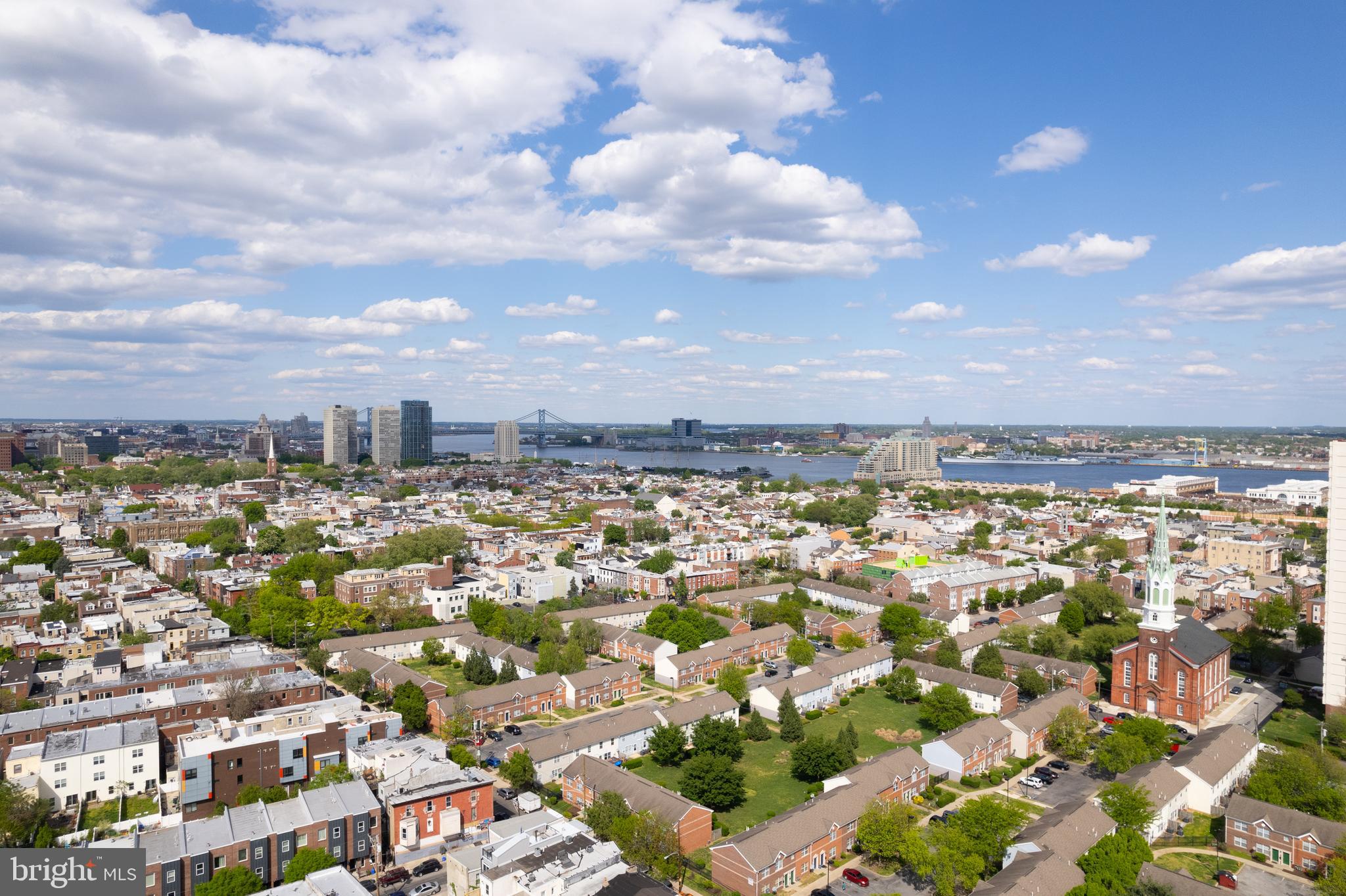 QUEEN VILLAGE - Residential