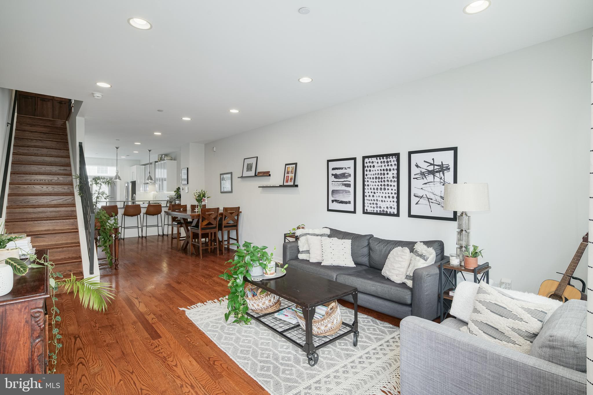 QUEEN VILLAGE - Residential