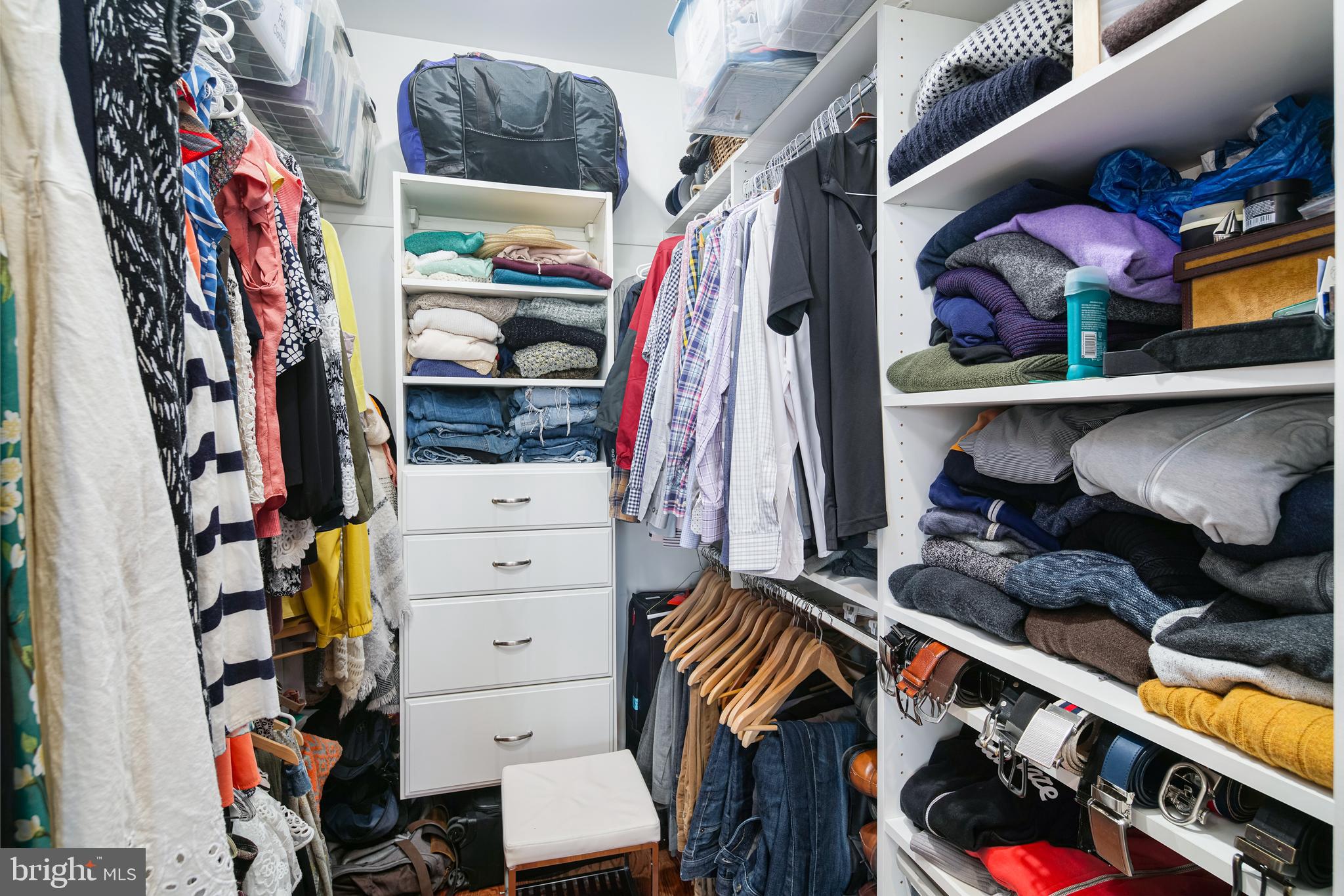 QUEEN VILLAGE - Residential