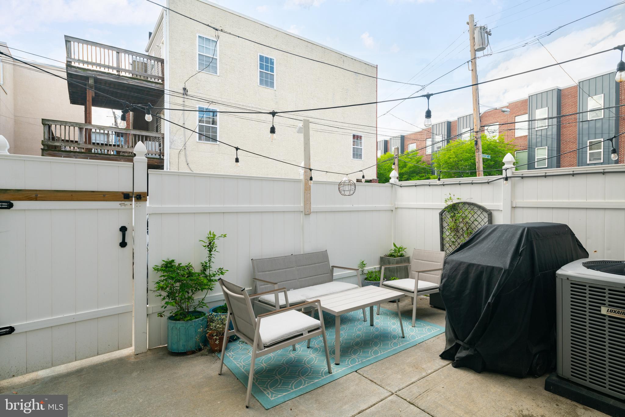 QUEEN VILLAGE - Residential