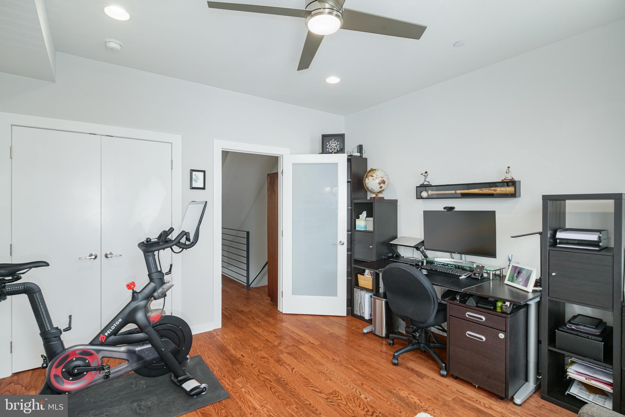 QUEEN VILLAGE - Residential