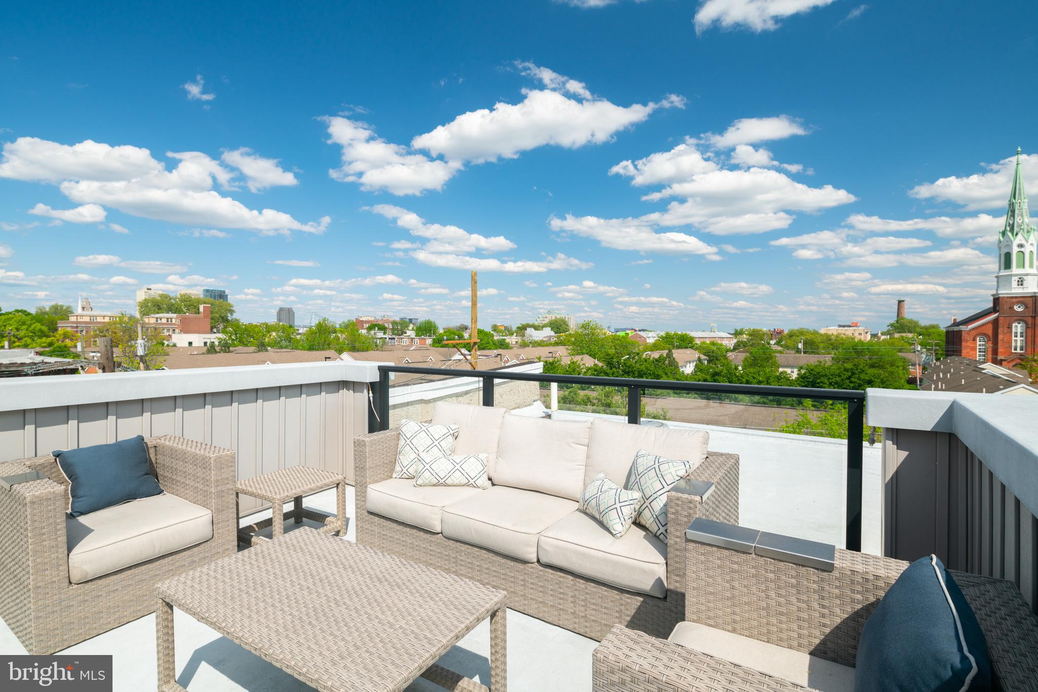 QUEEN VILLAGE - Residential