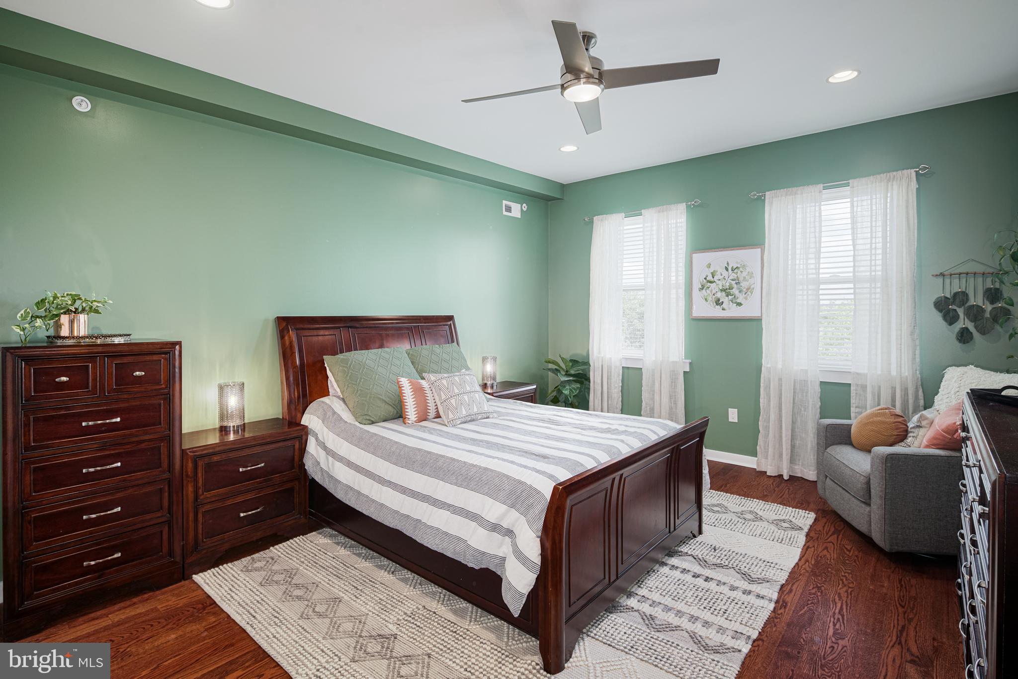 QUEEN VILLAGE - Residential