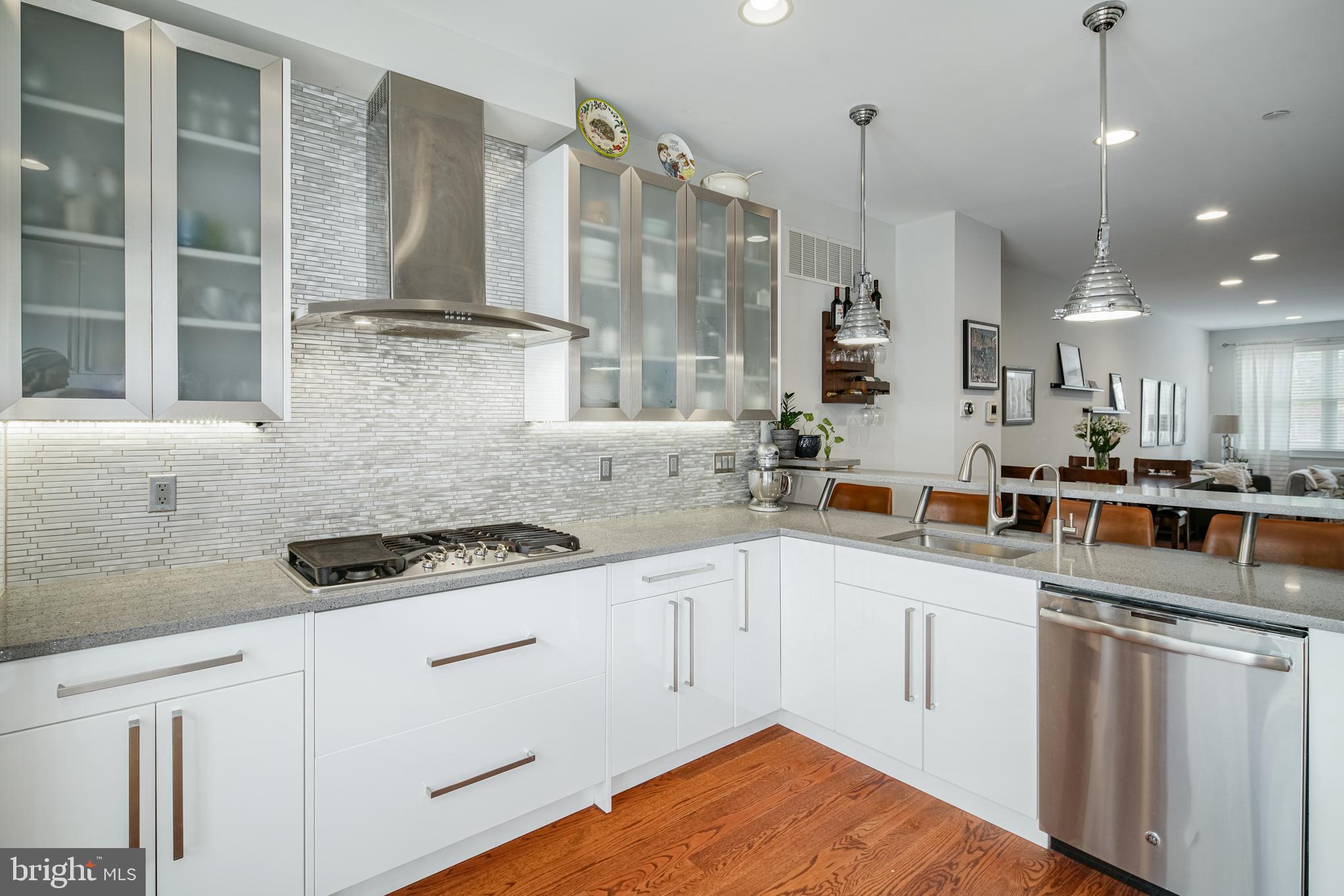 QUEEN VILLAGE - Residential