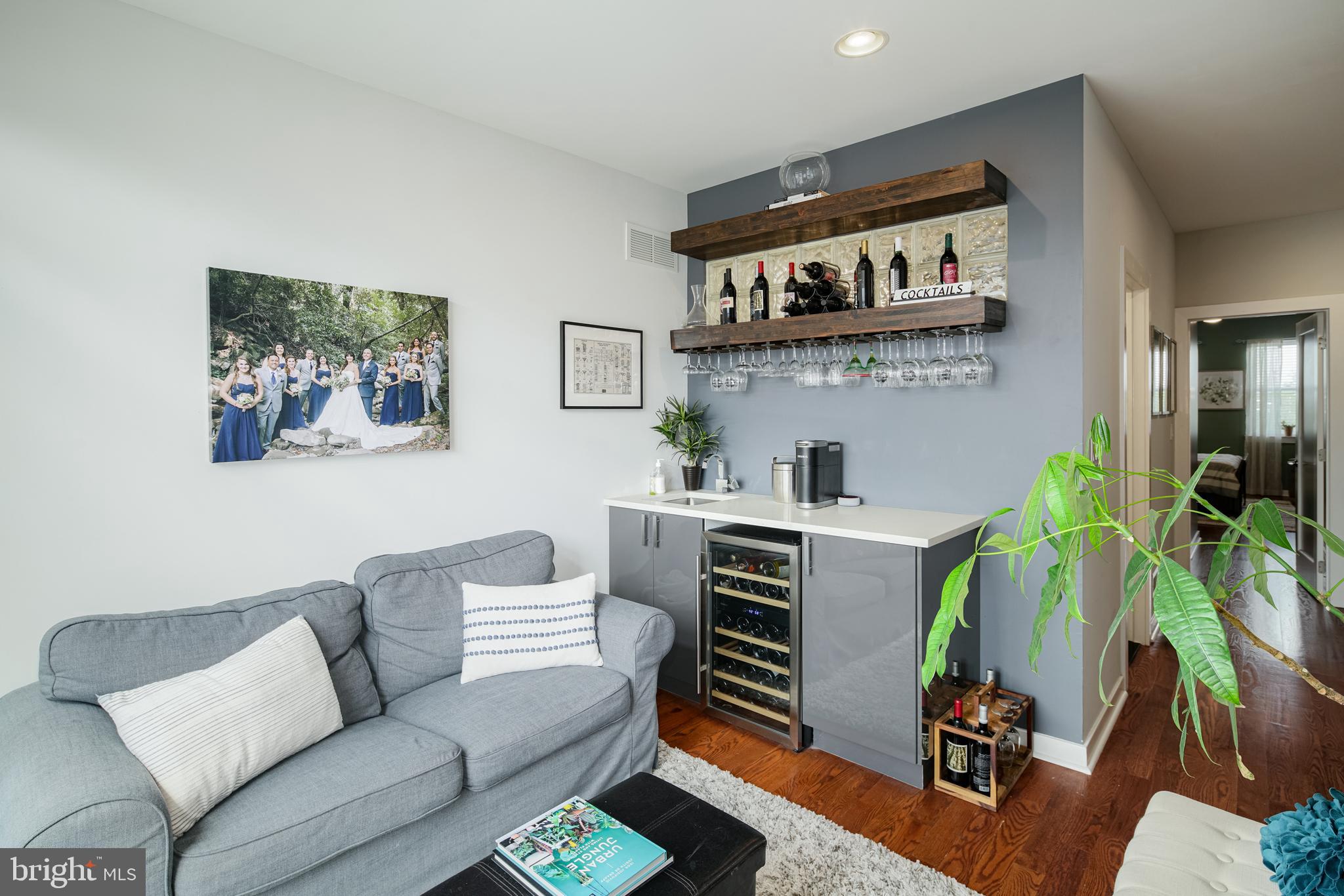 QUEEN VILLAGE - Residential