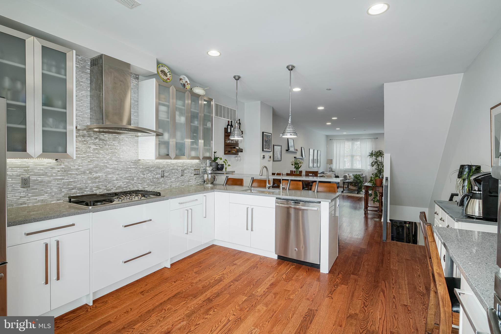 QUEEN VILLAGE - Residential