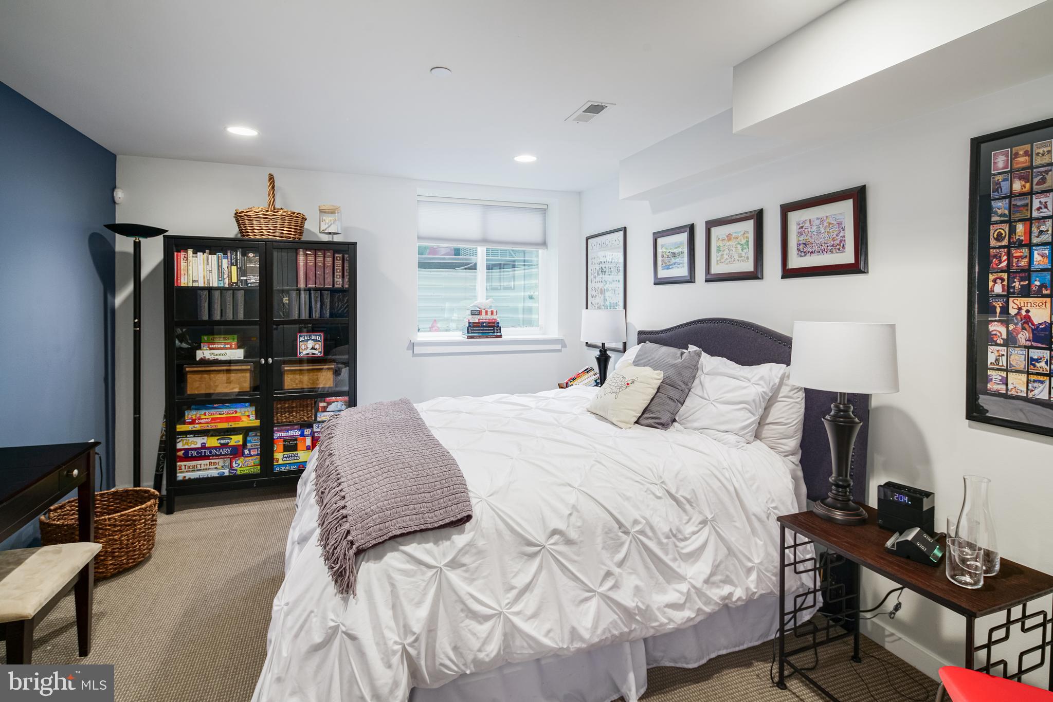 QUEEN VILLAGE - Residential