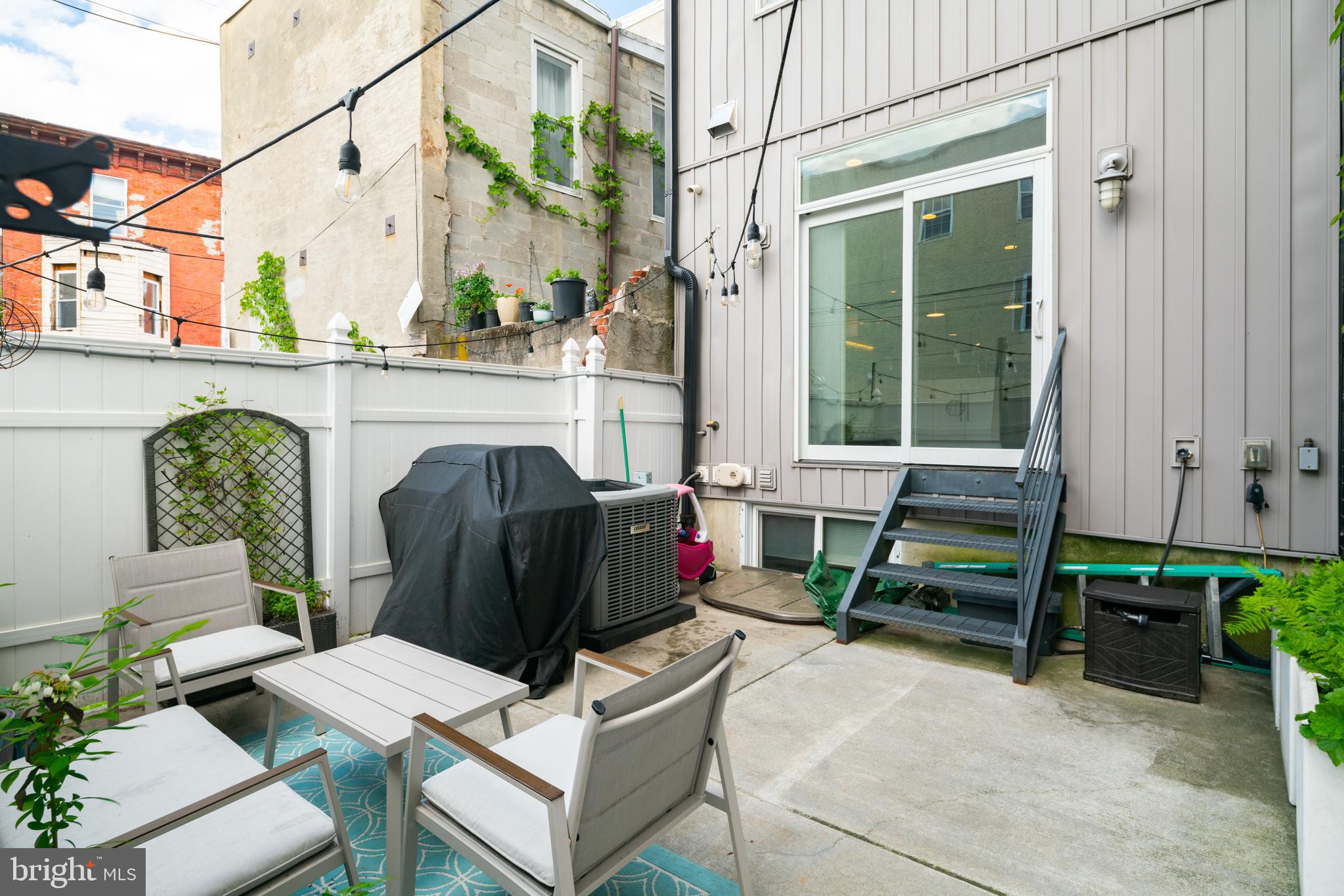 QUEEN VILLAGE - Residential