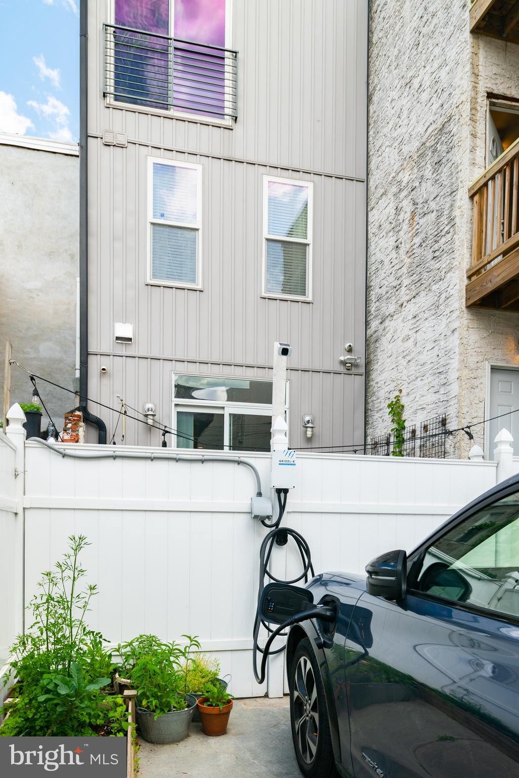 QUEEN VILLAGE - Residential