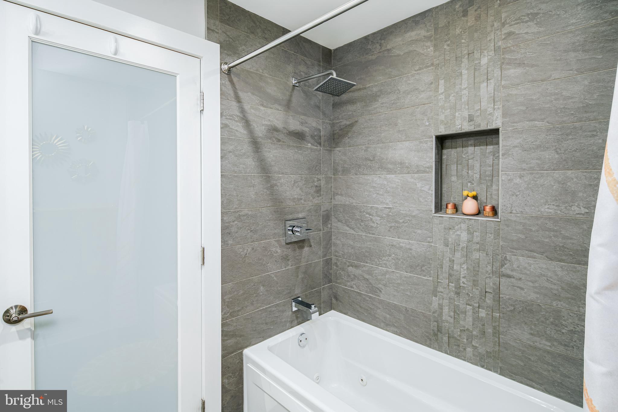 QUEEN VILLAGE - Residential