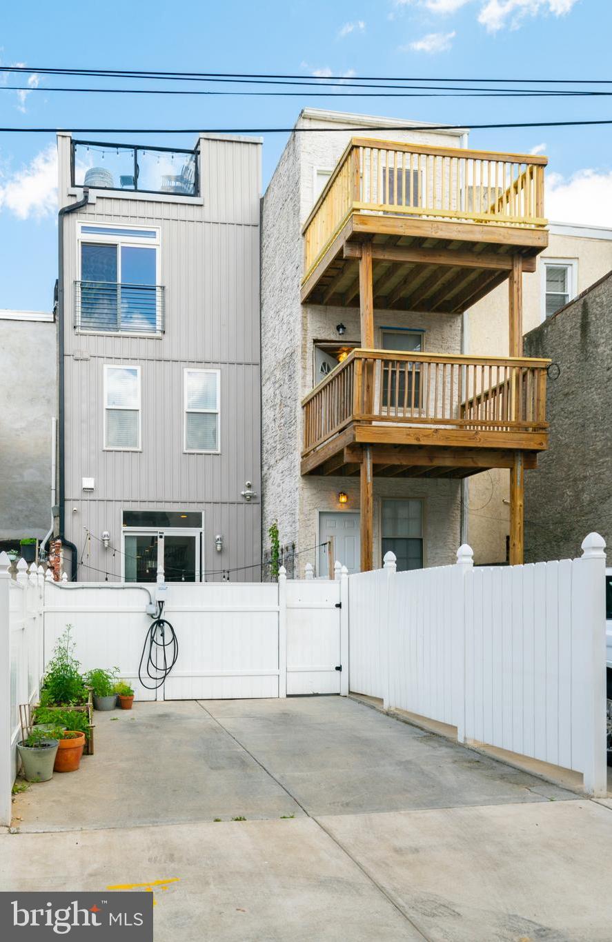 QUEEN VILLAGE - Residential