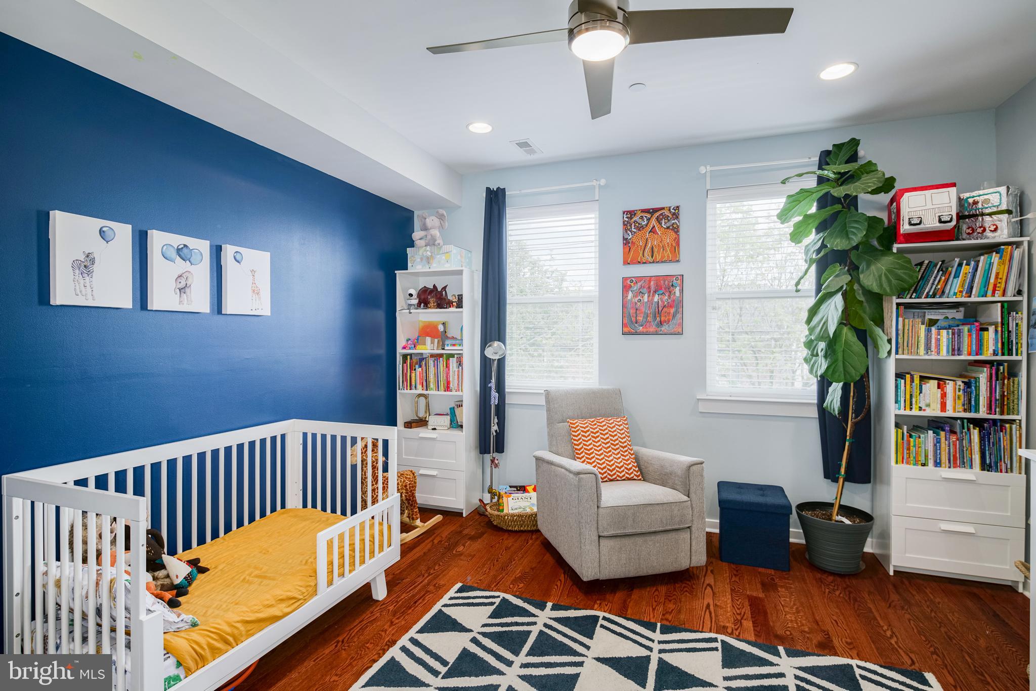 QUEEN VILLAGE - Residential