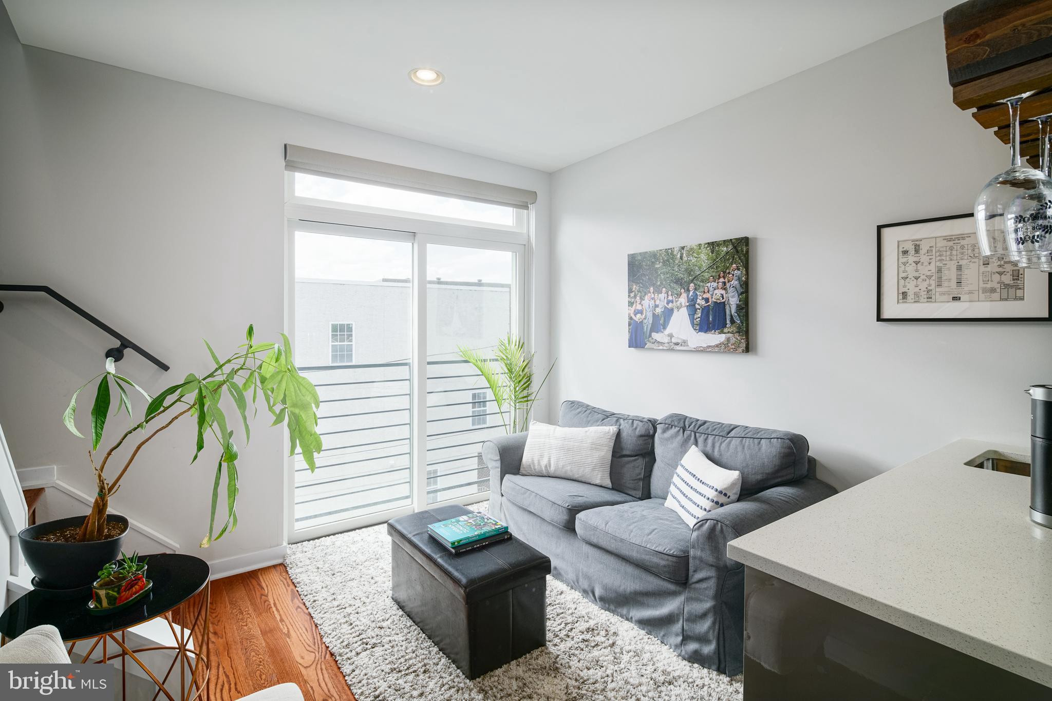 QUEEN VILLAGE - Residential