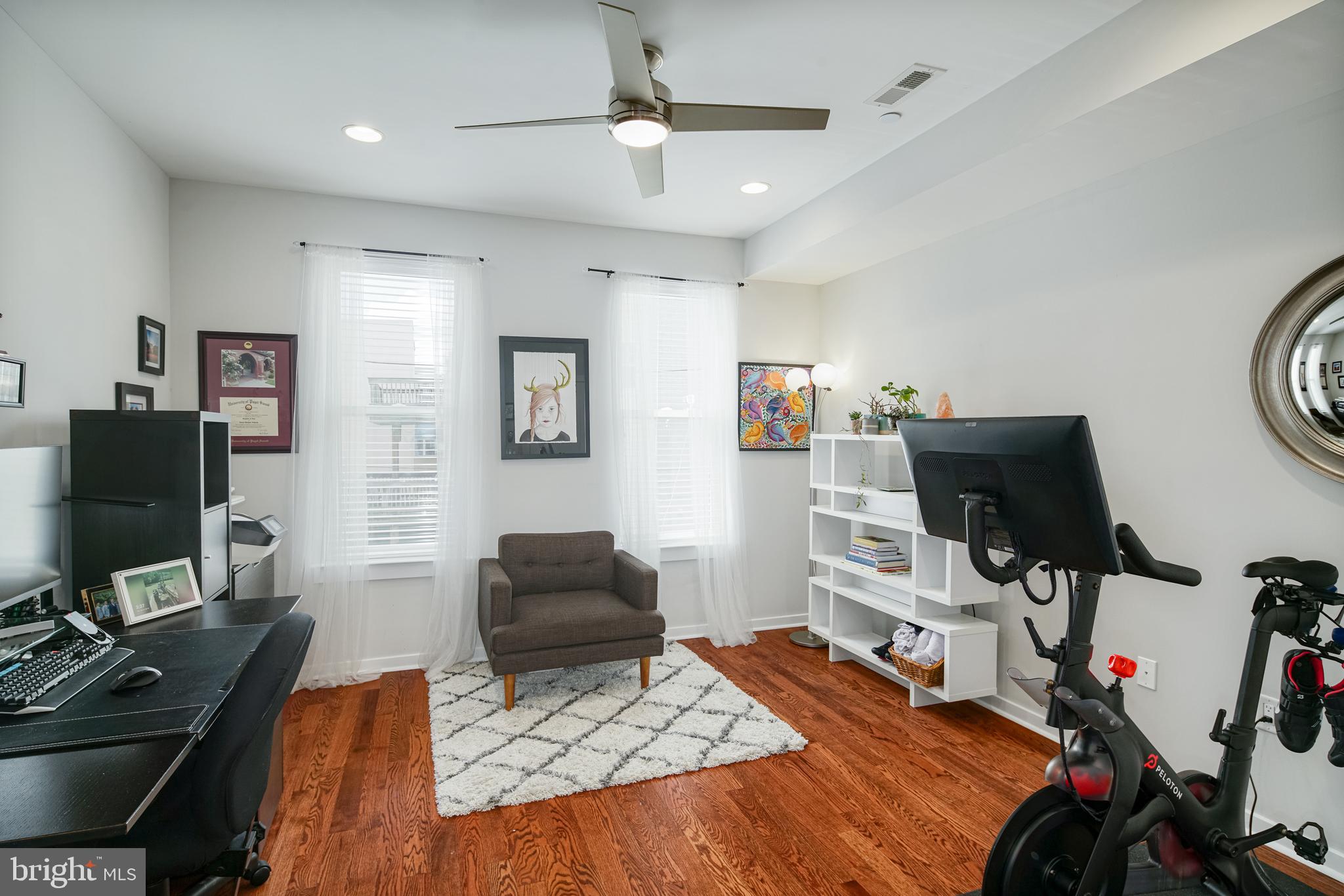 QUEEN VILLAGE - Residential