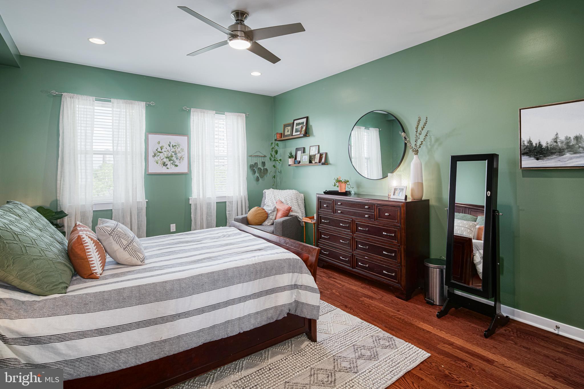 QUEEN VILLAGE - Residential