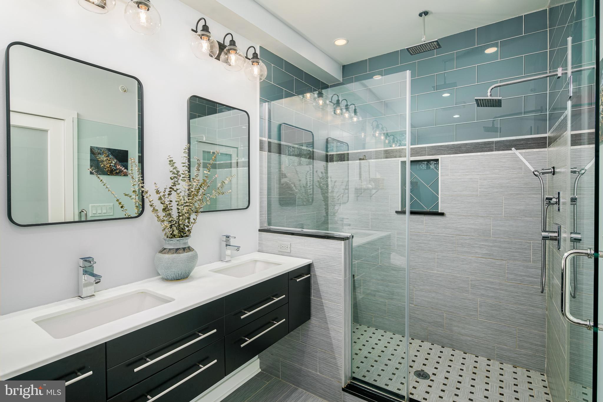 QUEEN VILLAGE - Residential