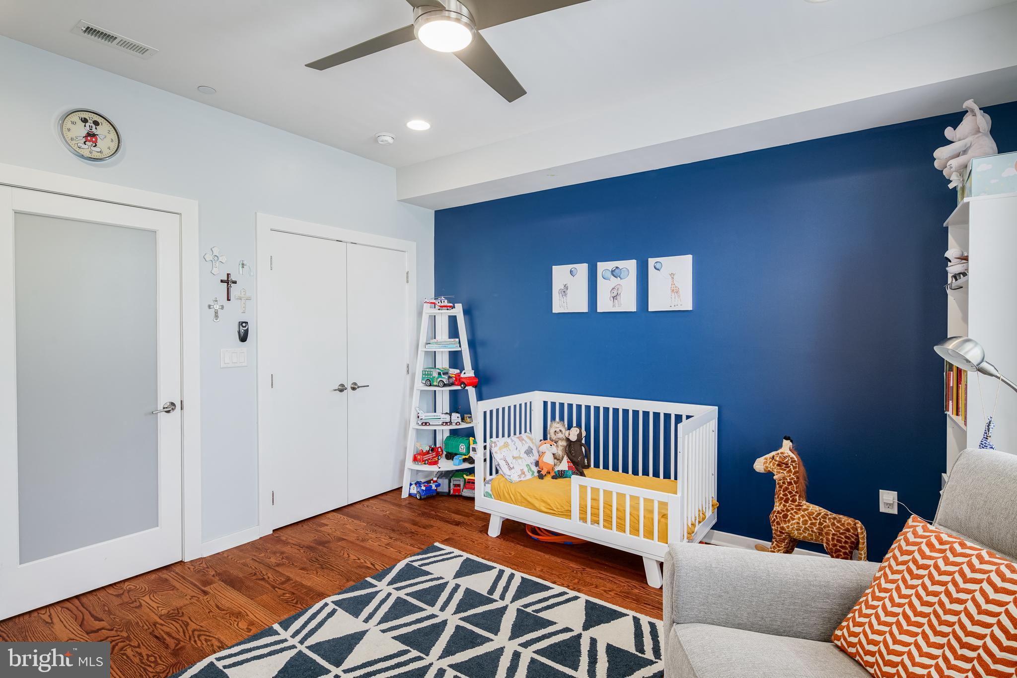 QUEEN VILLAGE - Residential