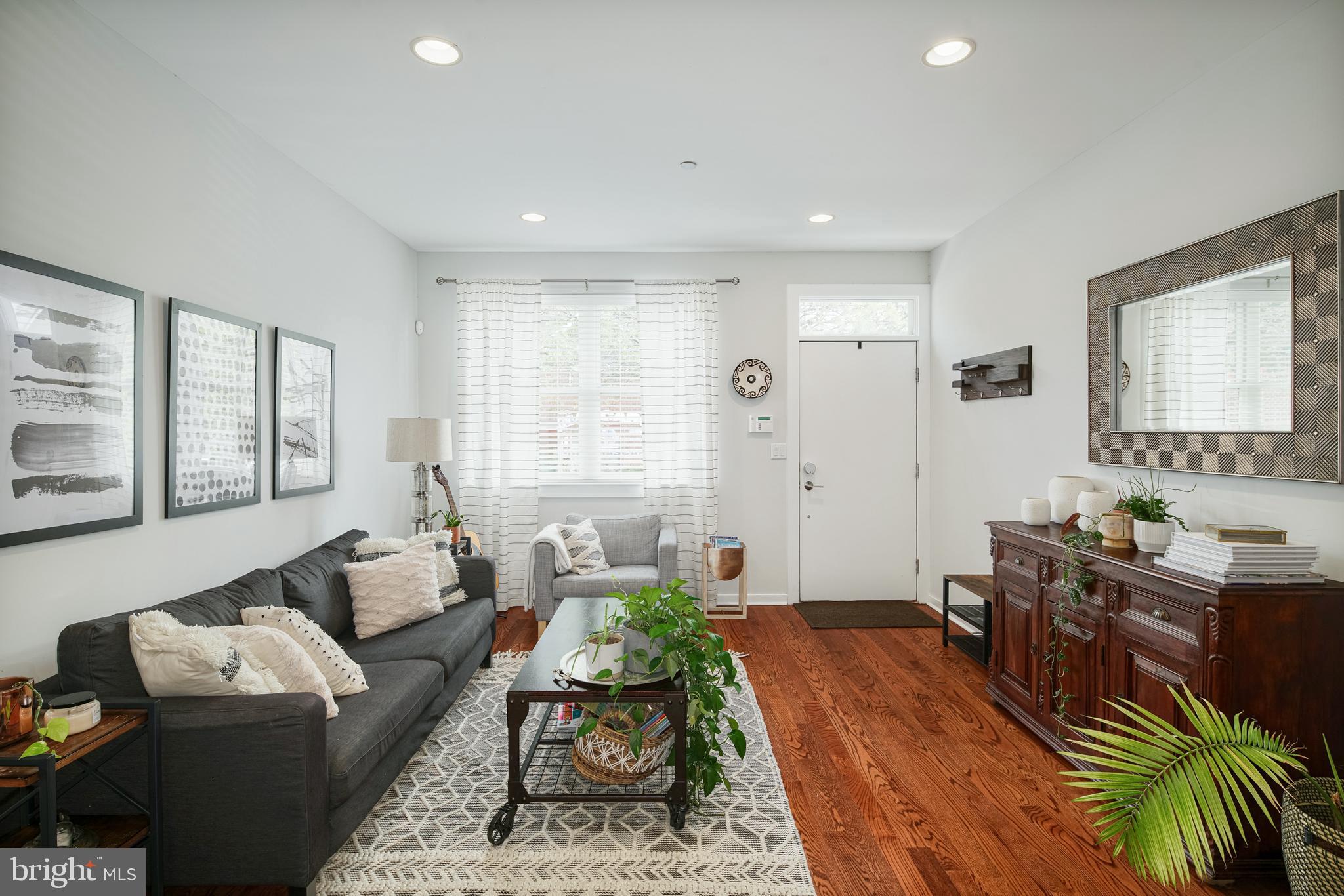 QUEEN VILLAGE - Residential