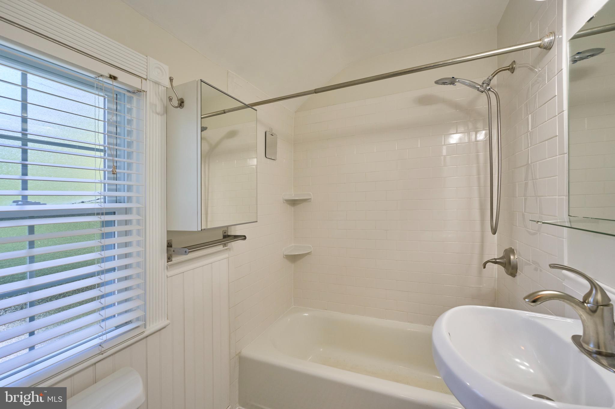 GLEBE MANOR - Residential Lease