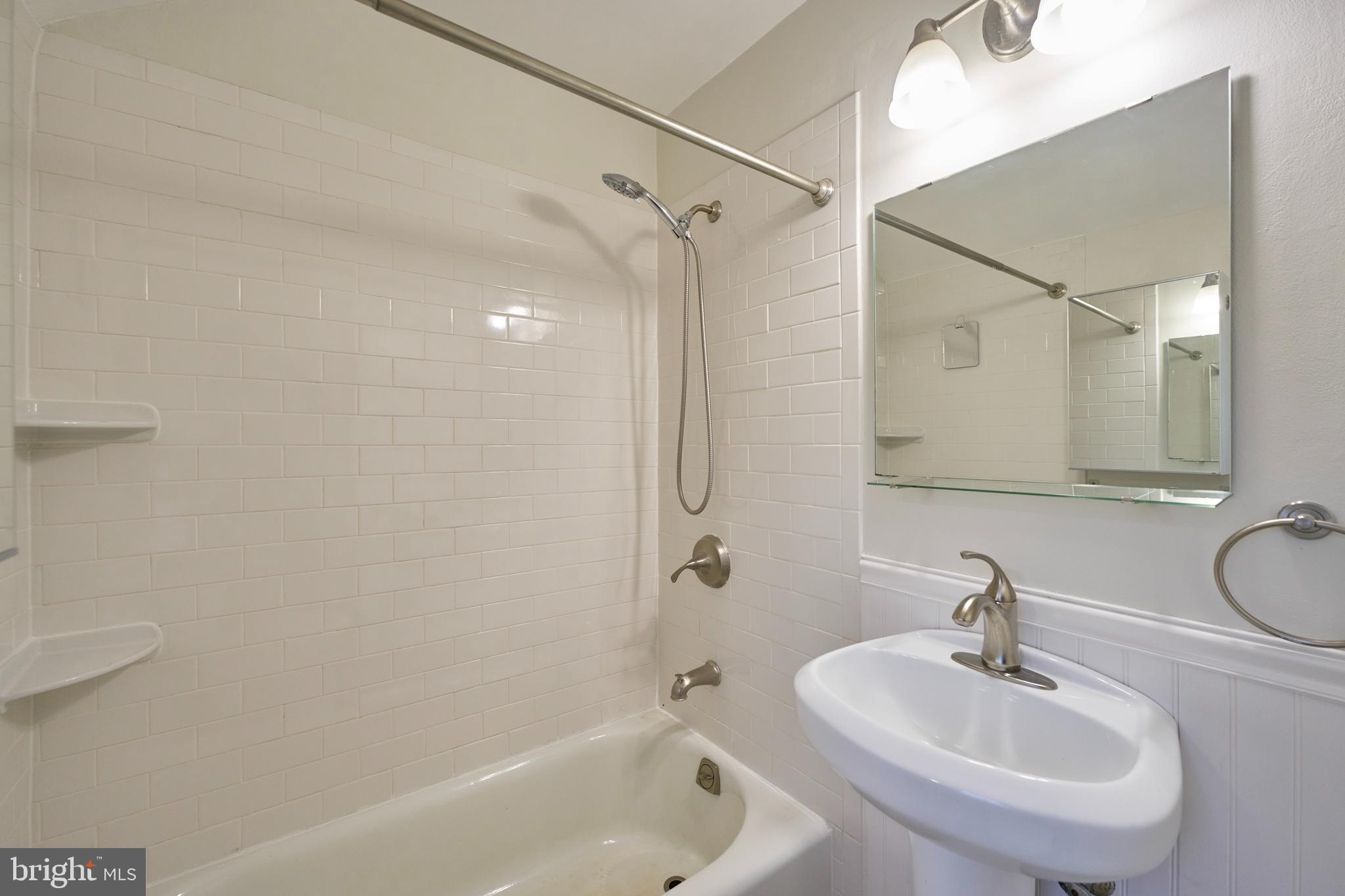 GLEBE MANOR - Residential Lease