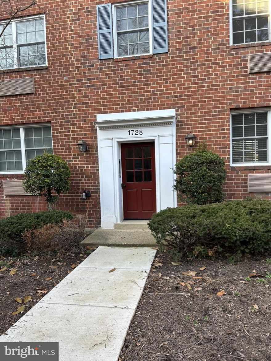 Easiest of access to DCA, Amazon 2, Old Town Alexandria.  Walk to Potomac Yard Metro, Restaurants, Harris Teeter, Trader Joe's .  Cycle path to DC and Mt. Vernon, Crystal City. 1 Bedroom 1 bath with all hardwood floors large closets. Kitchen boasts new SS stove. New microwave.  Open kitchen with adjoining dining space, large living room with built ins.  Washer Dryer  in unit.   Freshly painted, newer double pane windows. New Vanity and toilet just installed.  Unit empty.  Min12 month Max 24 month lease.