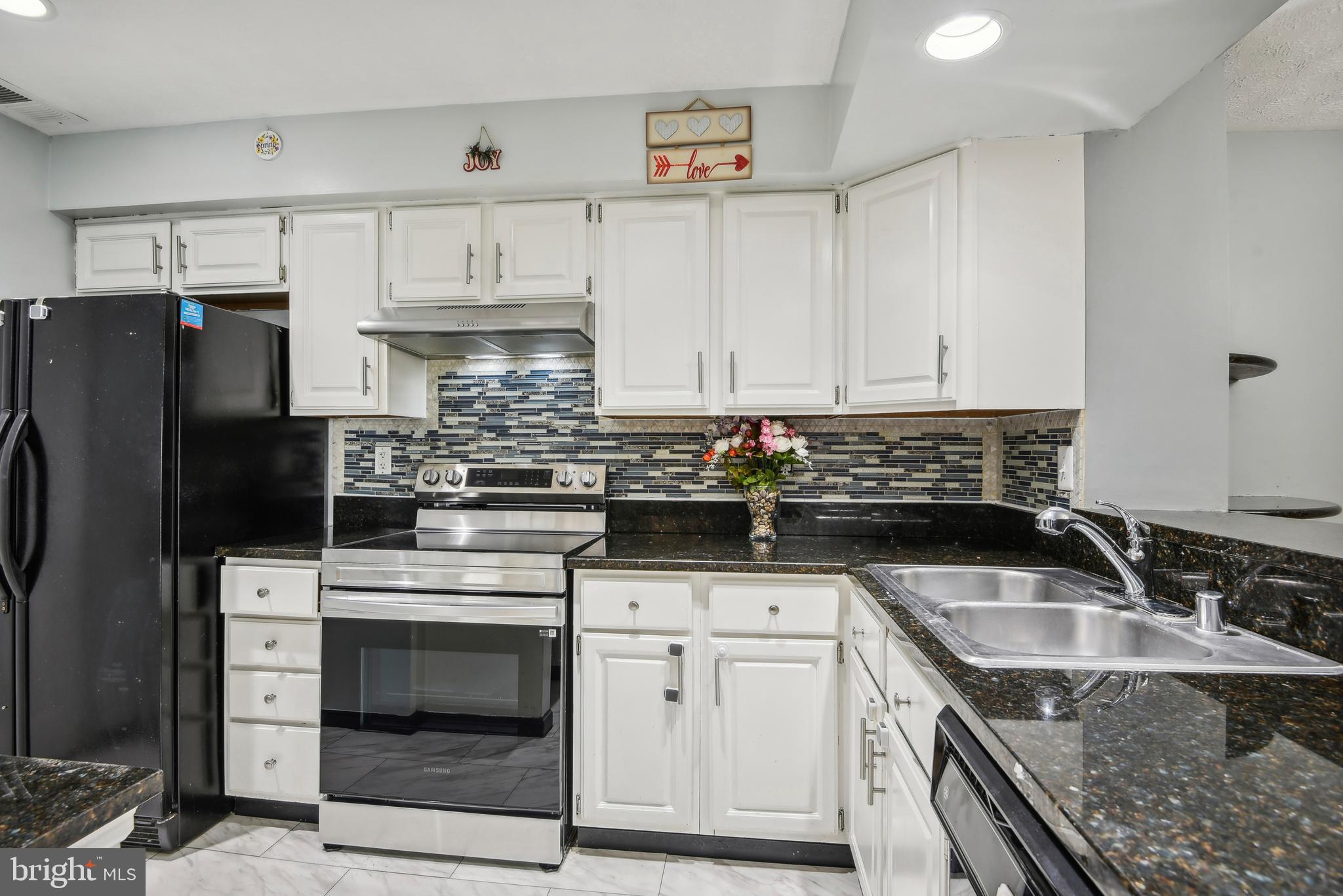 WATERS EDGE AT NORTH LAKE - Residential