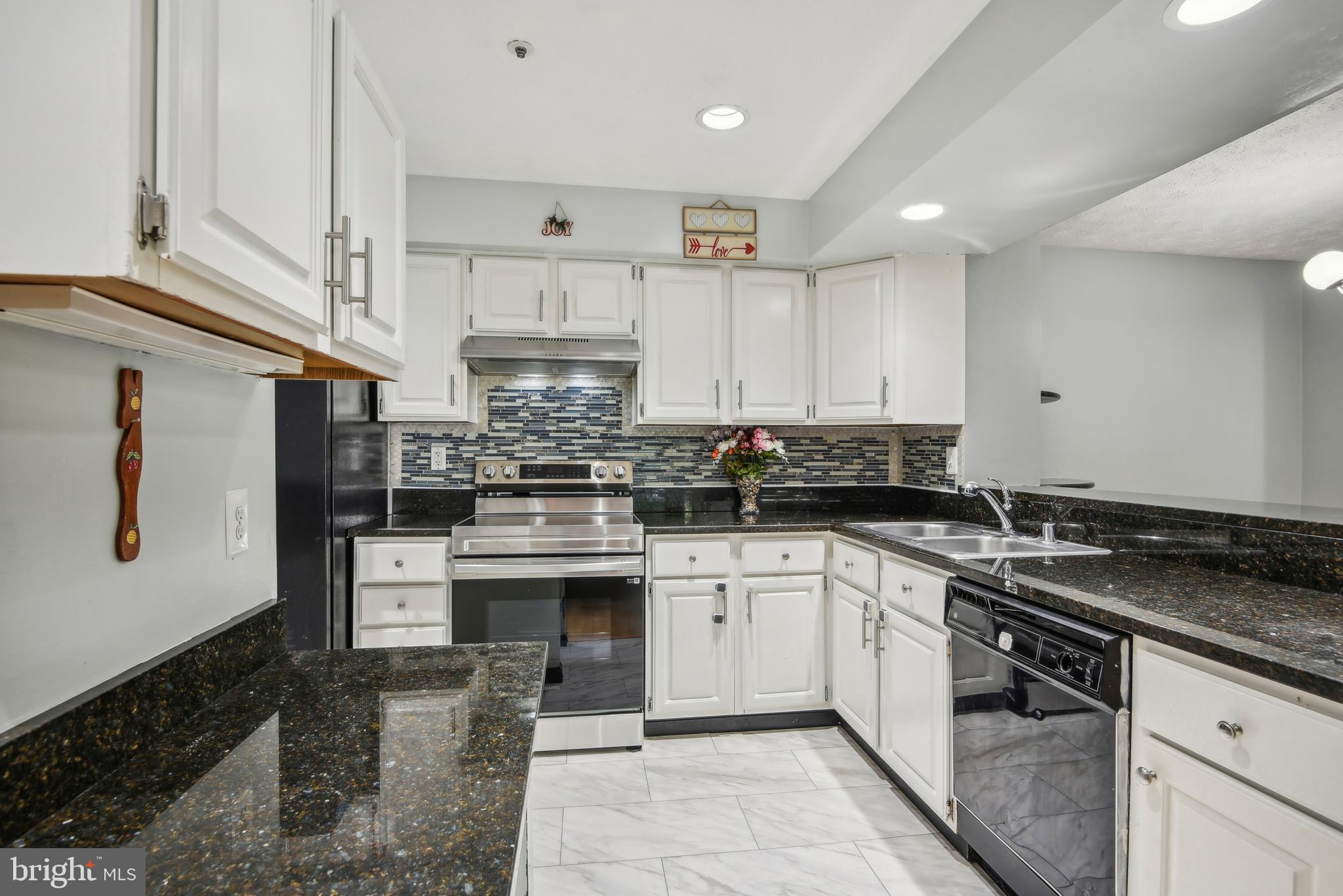 WATERS EDGE AT NORTH LAKE - Residential