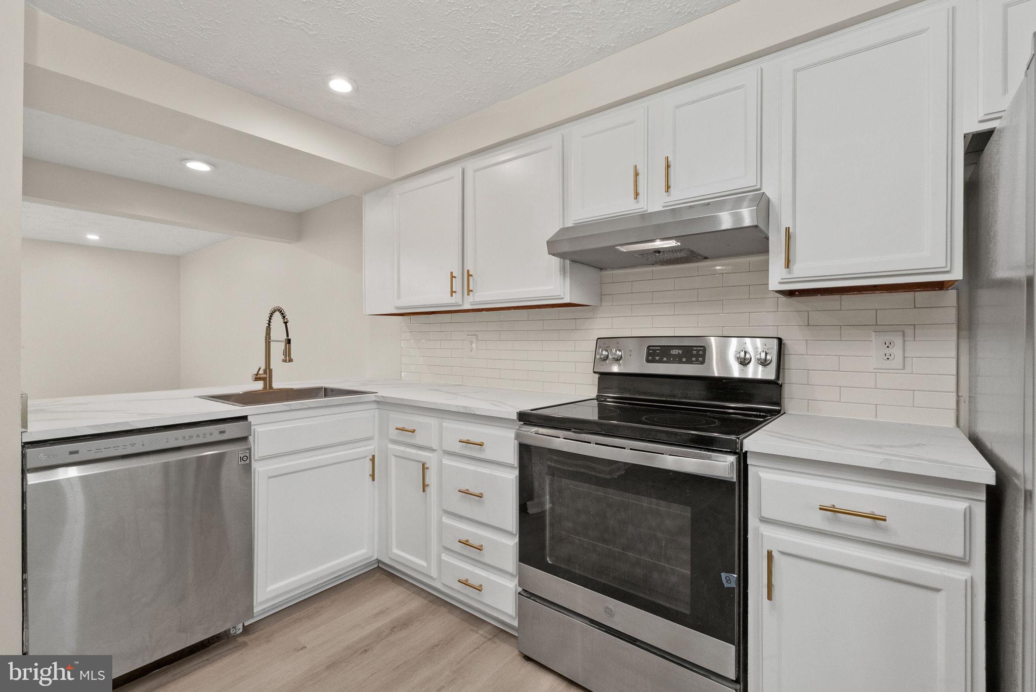 CLINTON PLAZA TOWNHOUSES - Residential