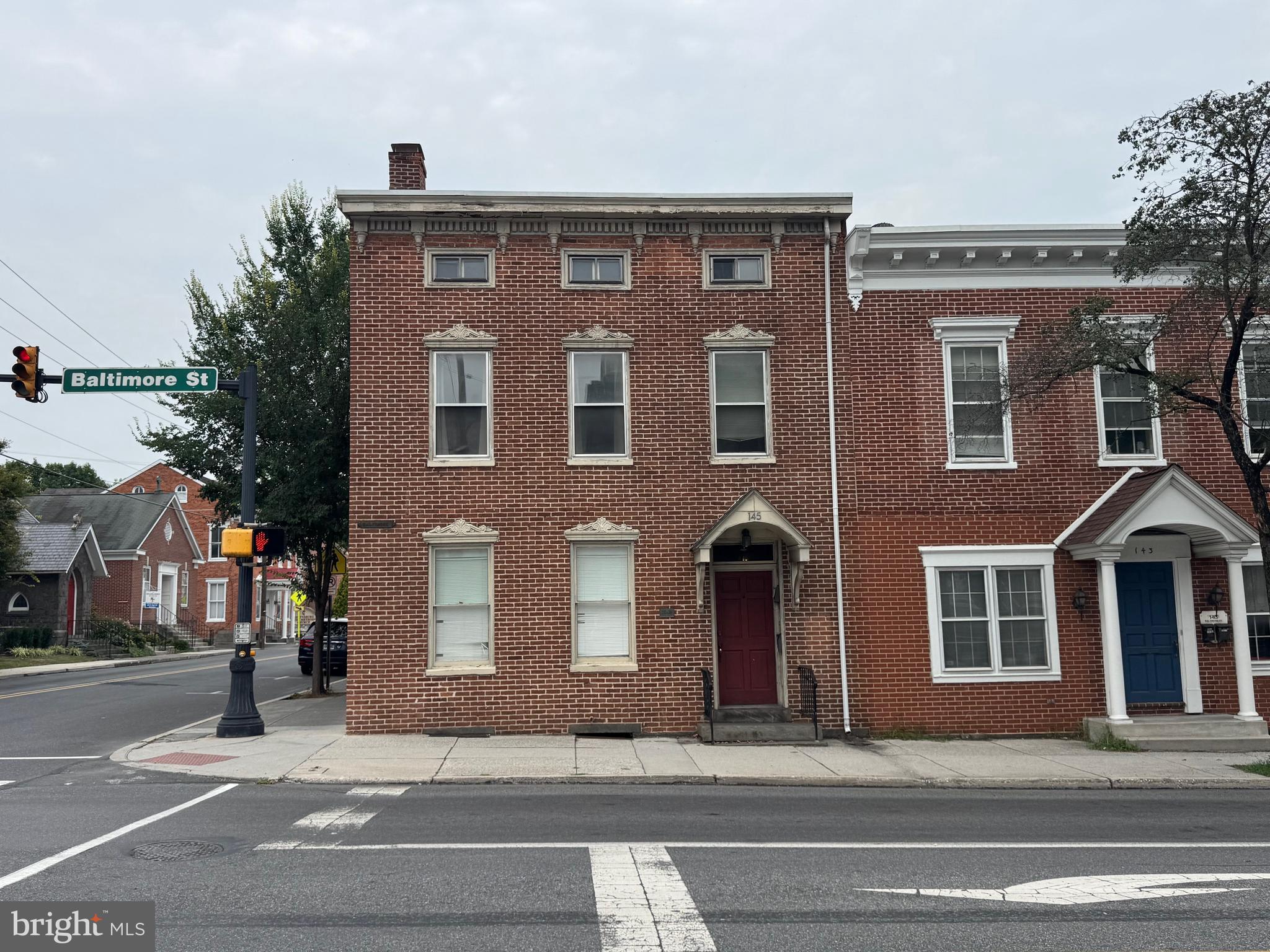 Spacious 2 Bed, 1 Bath – Prime Downtown Gettysburg Location!
Enjoy the best of downtown living in this bright and spacious 2nd-floor apartment, perfectly situated at the corner of Baltimore & High Street in the heart of Gettysburg.
Features & Highlights:
•