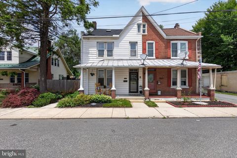 Townhouse For Sale - 333 A Street<br/> CARLISLE, PA 17013
