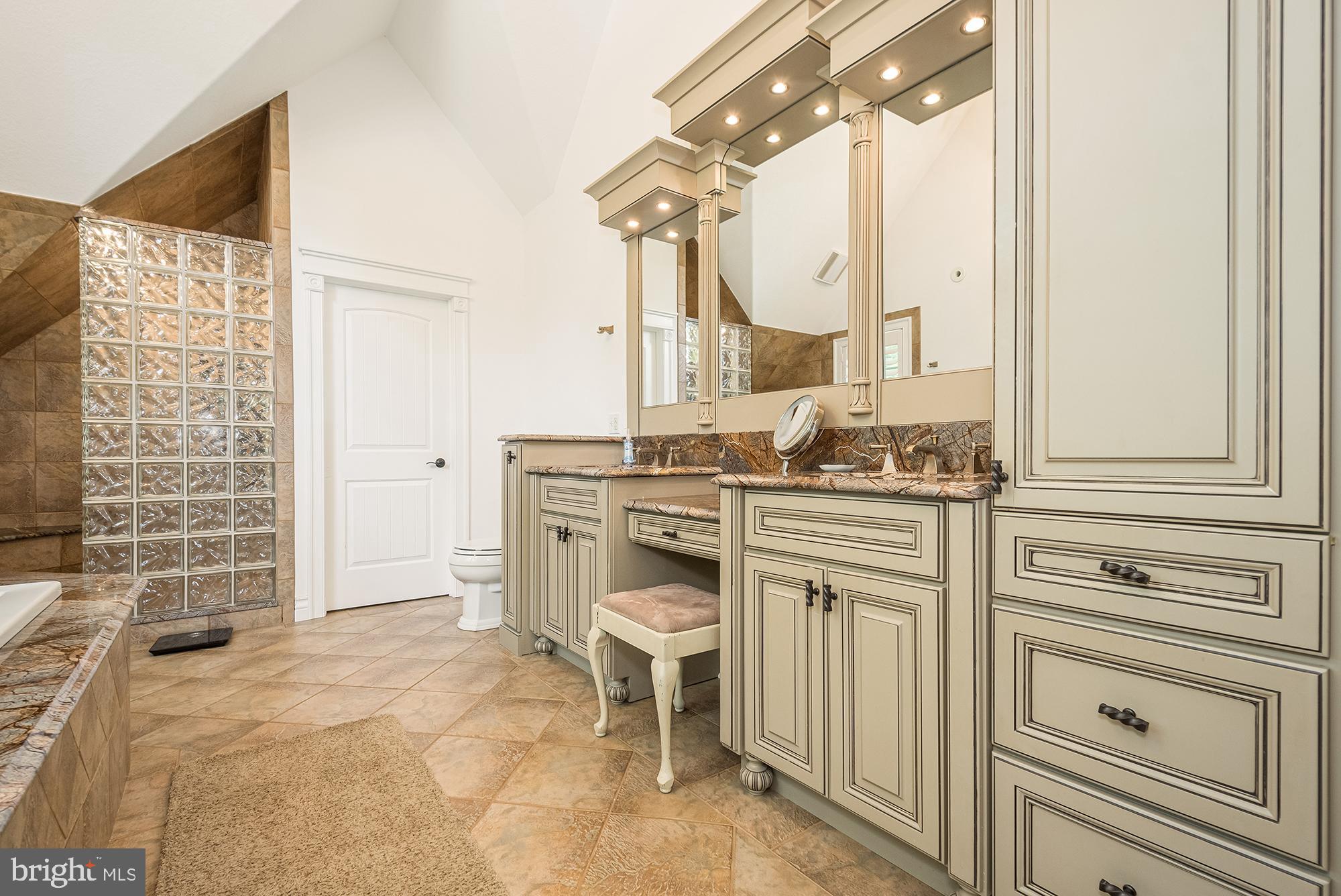 PARADISE POINT - Residential