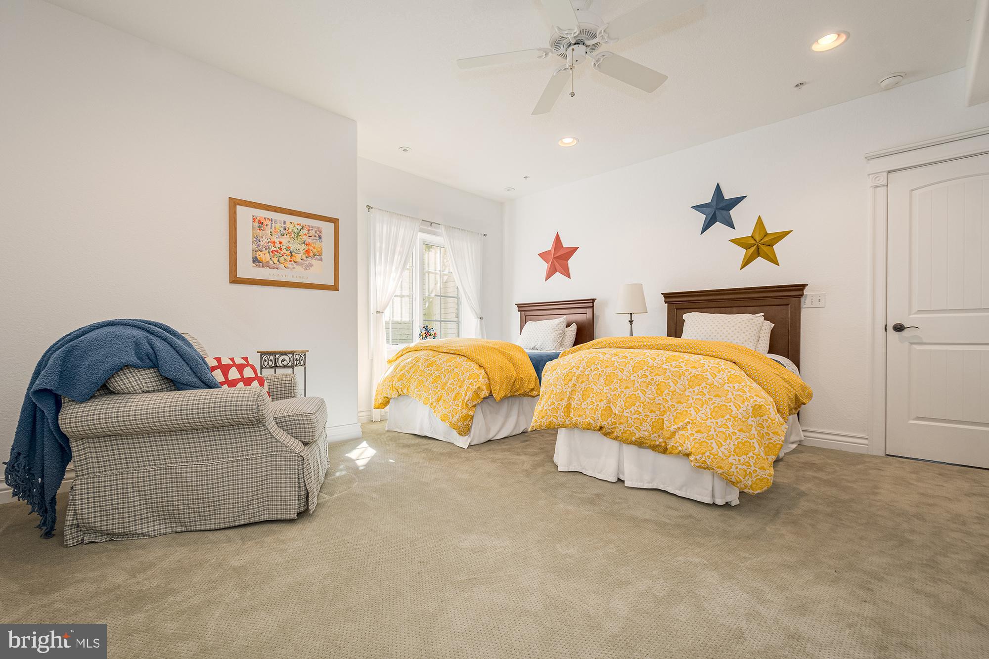 PARADISE POINT - Residential