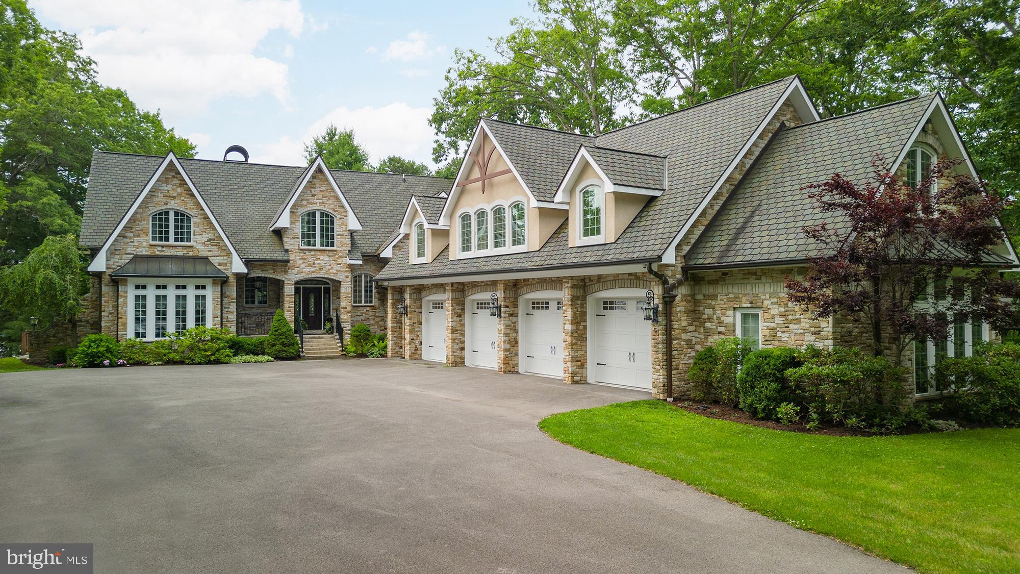 PARADISE POINT - Residential