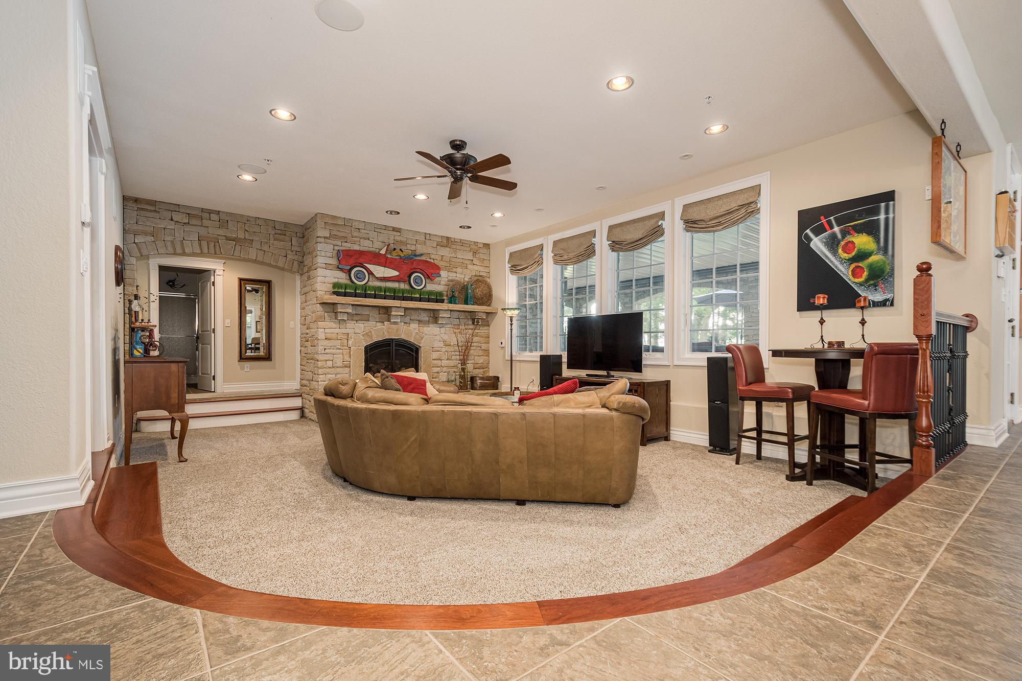 PARADISE POINT - Residential