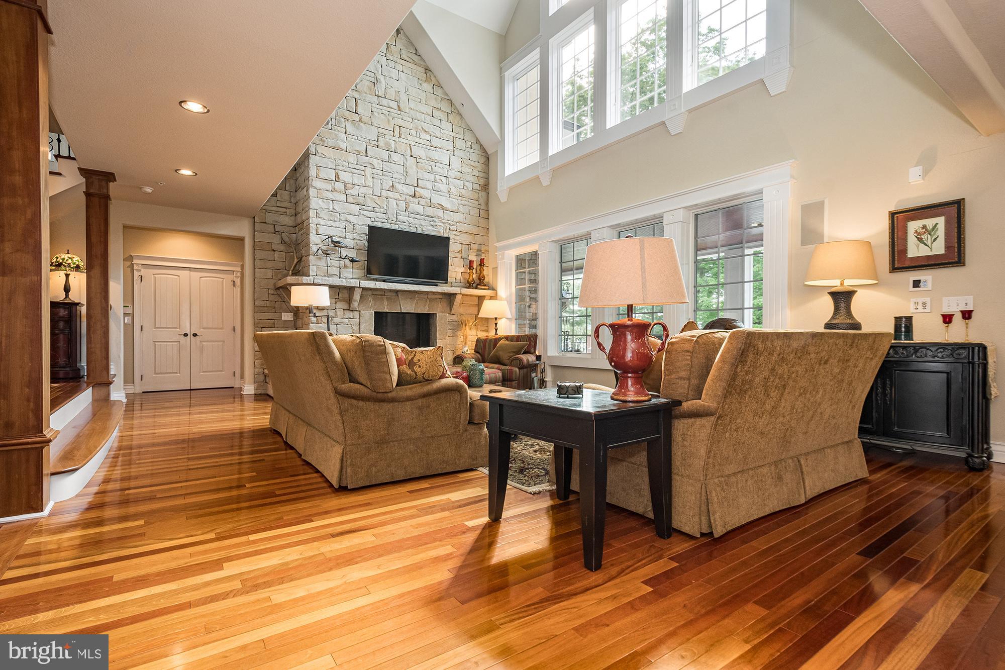 PARADISE POINT - Residential