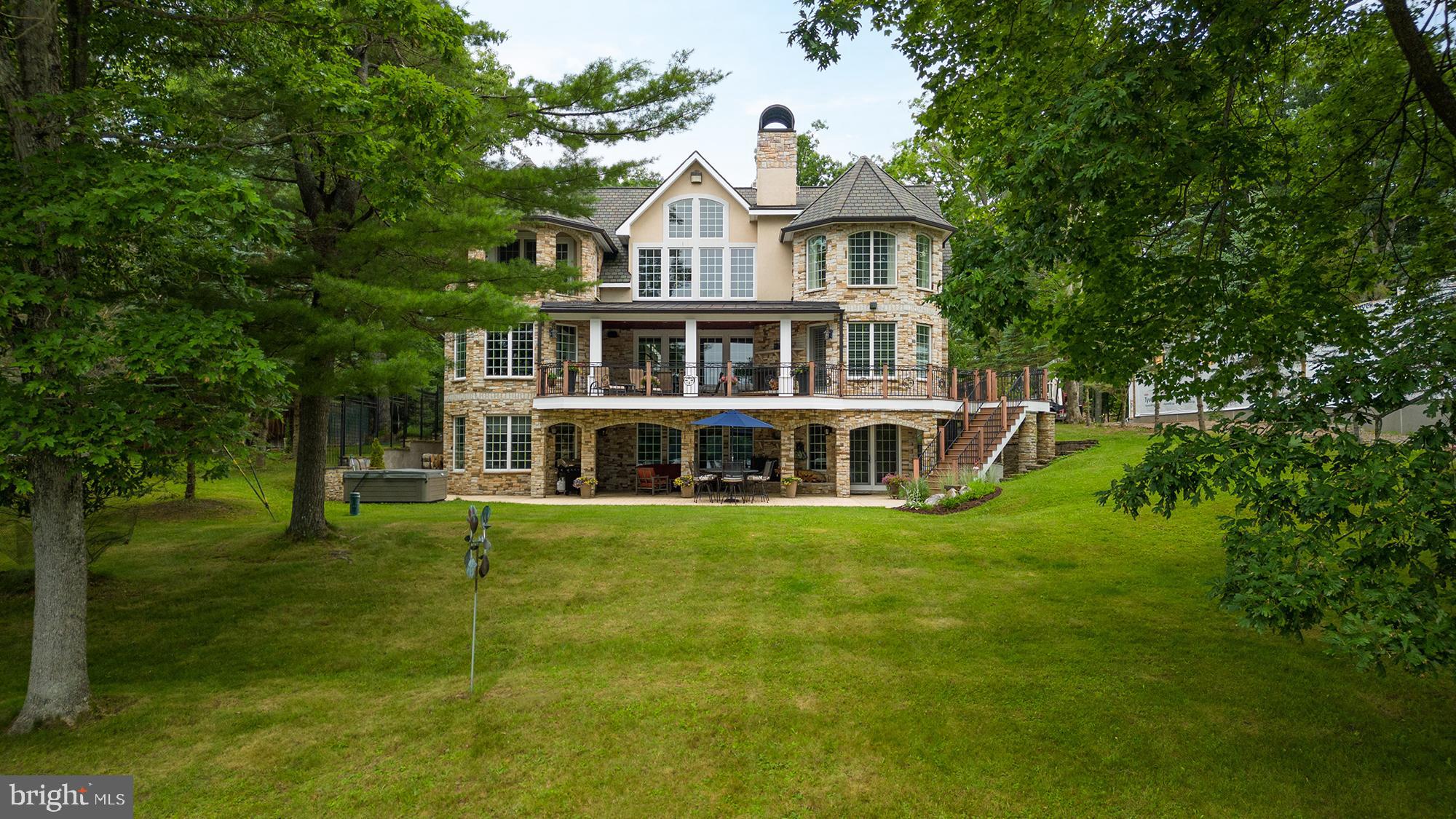 PARADISE POINT - Residential