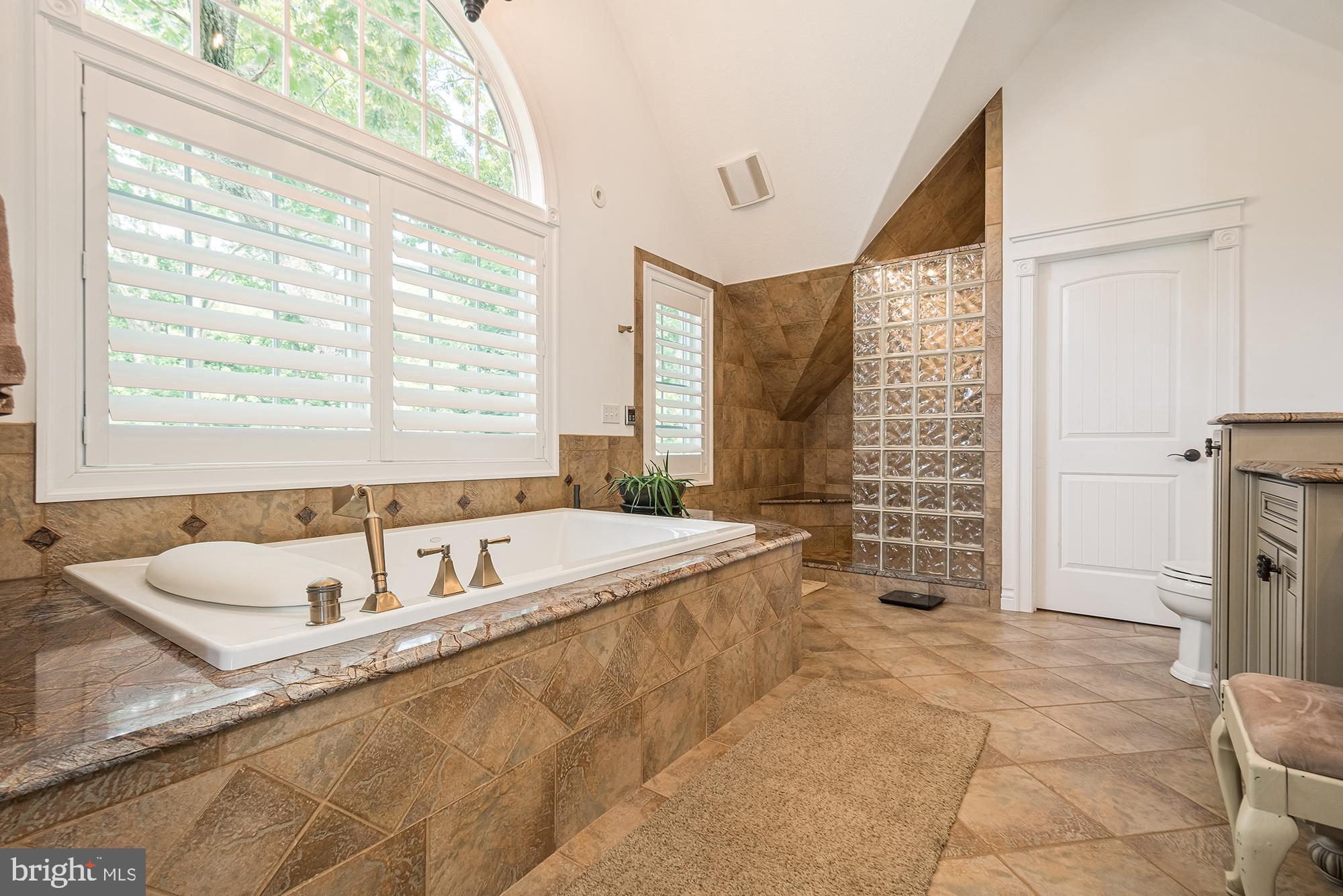 PARADISE POINT - Residential