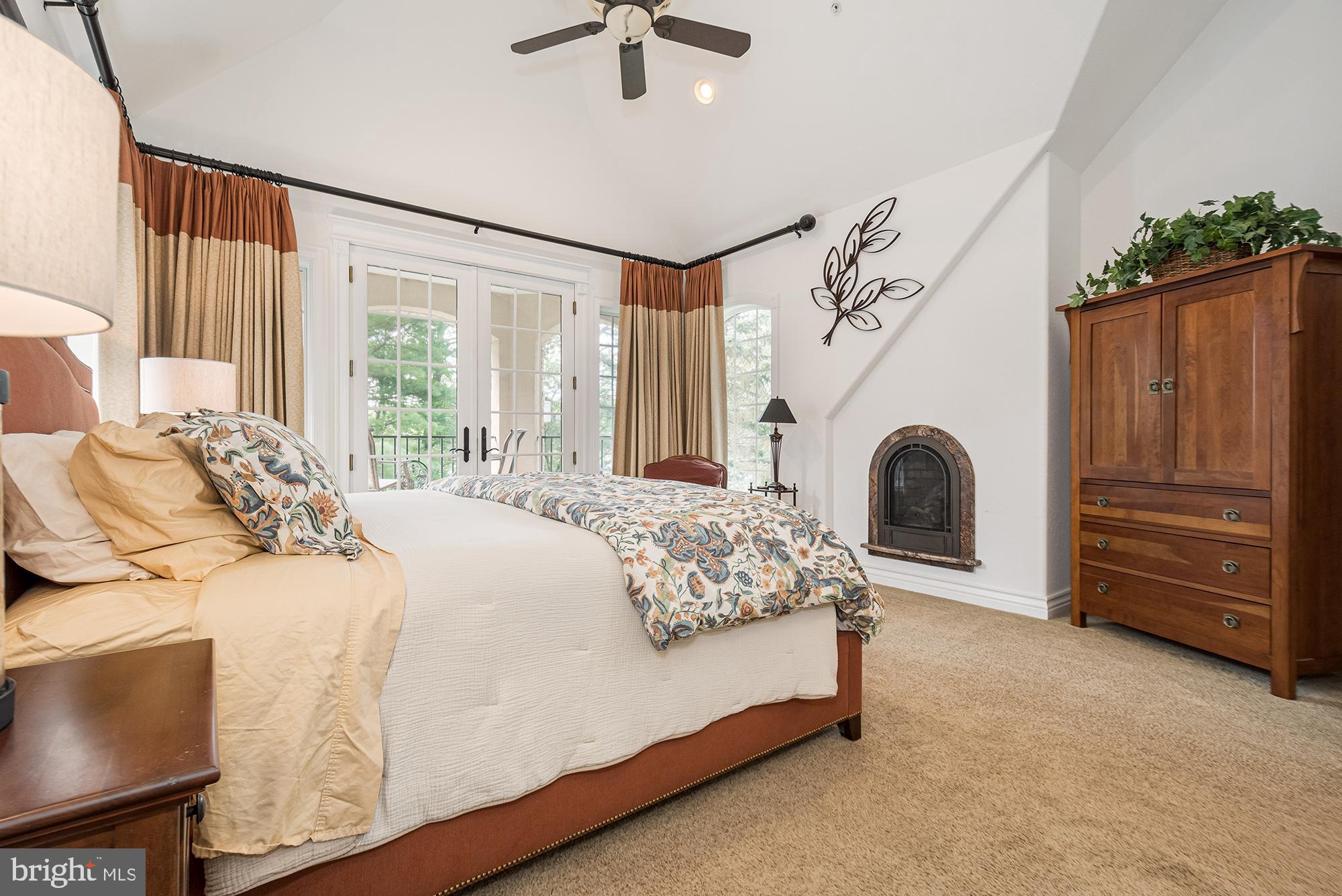 PARADISE POINT - Residential