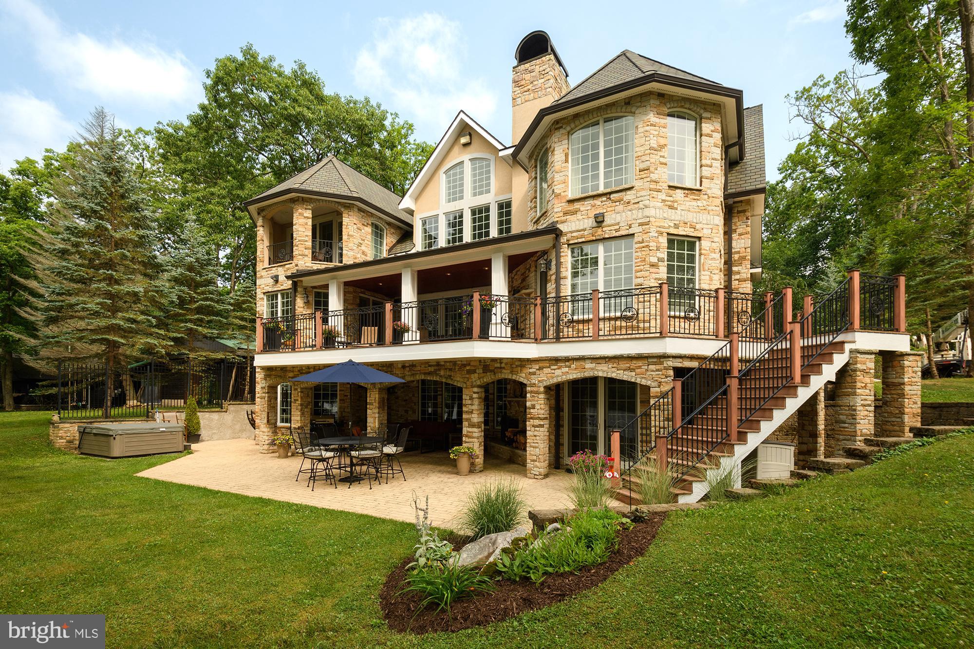 PARADISE POINT - Residential