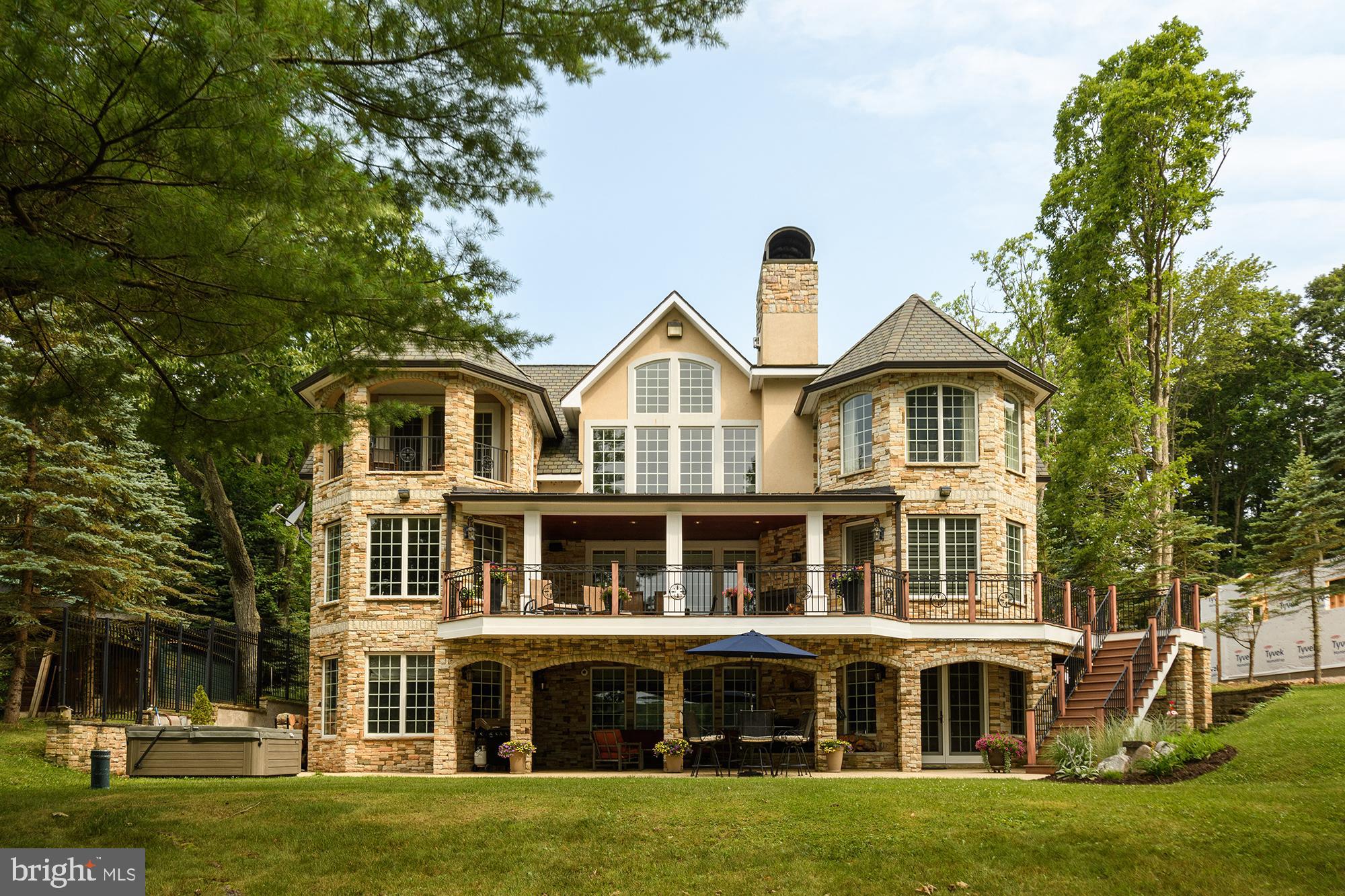 PARADISE POINT - Residential