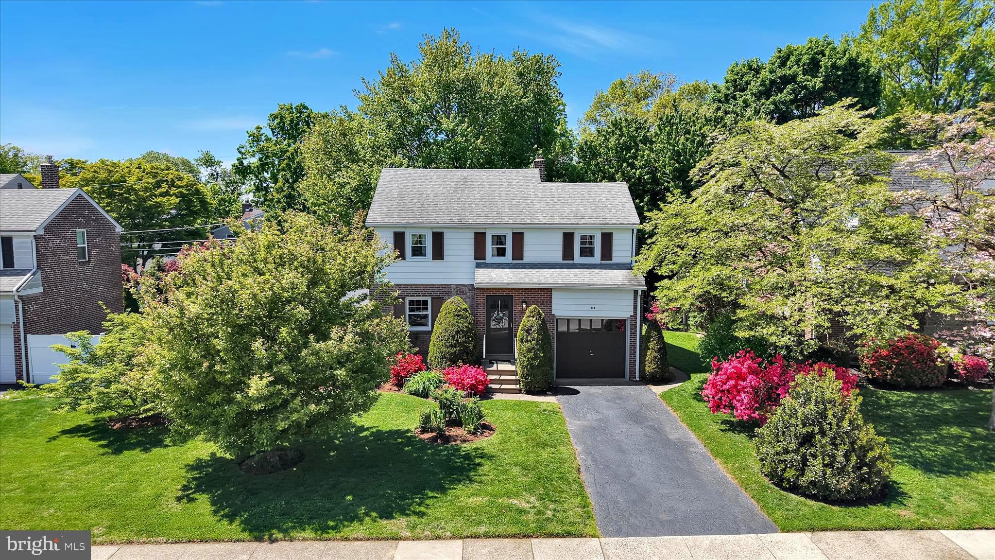 114 RAMBLING WAY