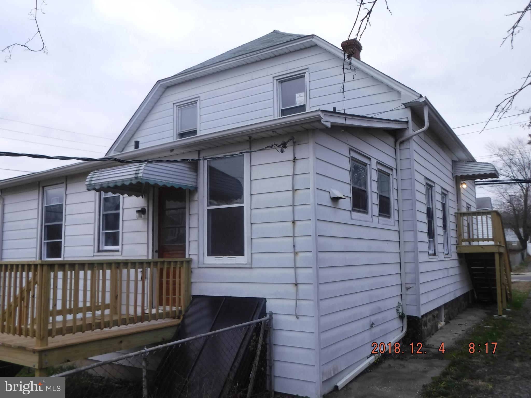 Main image without alt text