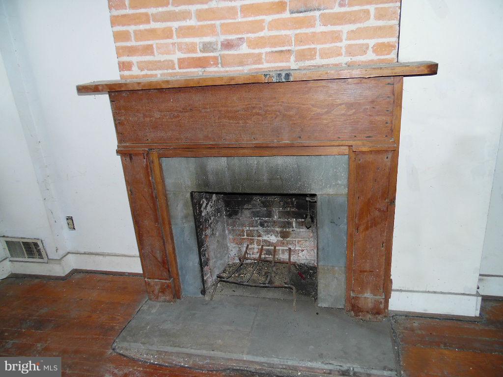 HOLLINS MARKET - Residential